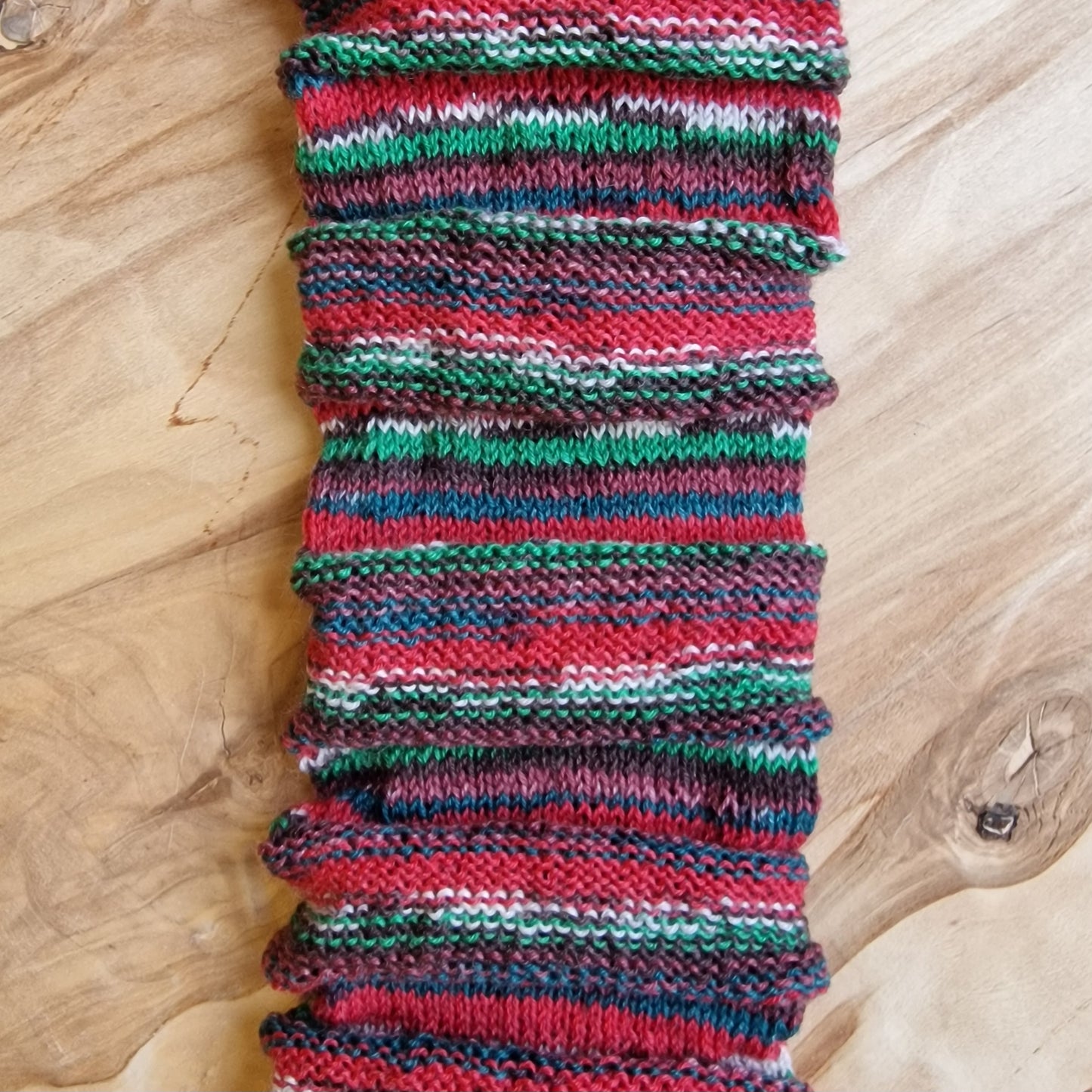 Rokām adītas bezpapēžu zeķes sarkani zaļganos toņos (RECE 54) - www.tiptip.lv