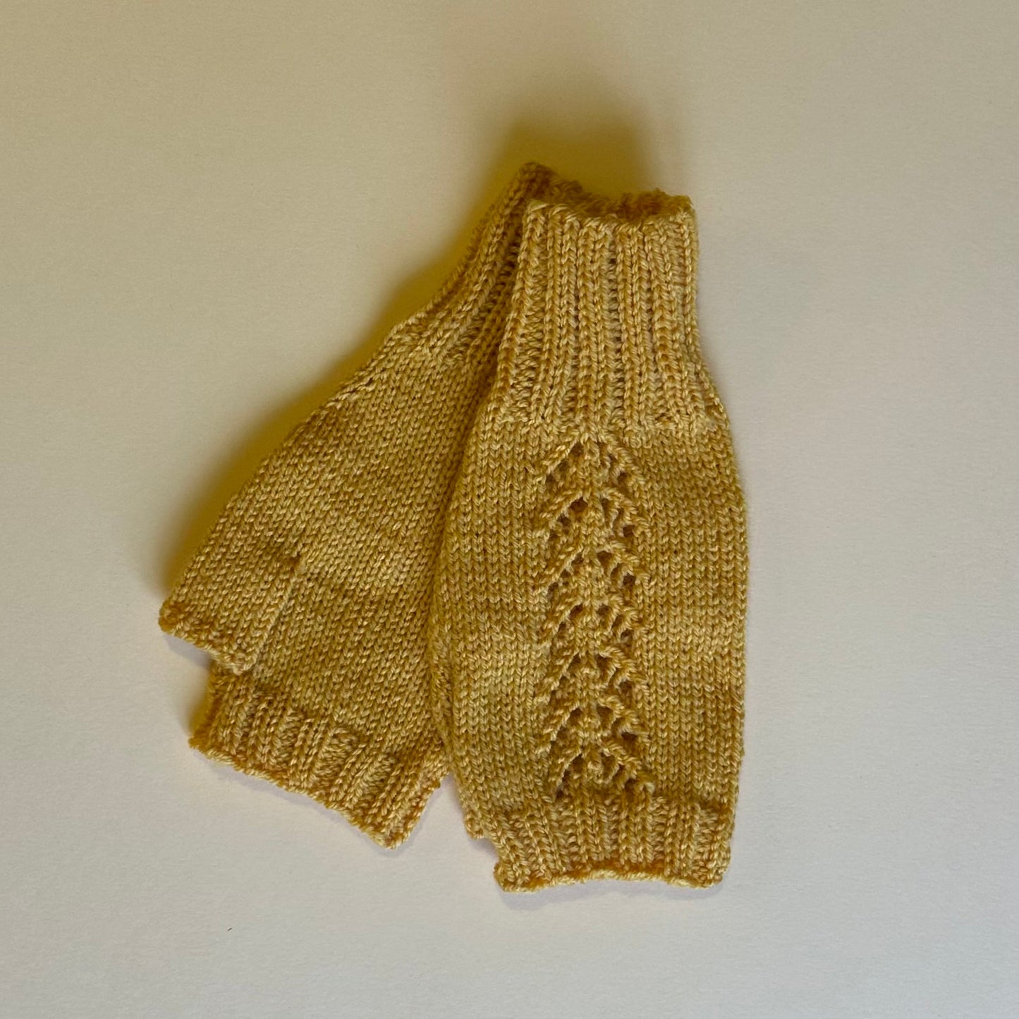 Rokām adīti dzelteni puscimdi (INPO 74) - www.tiptip.lv