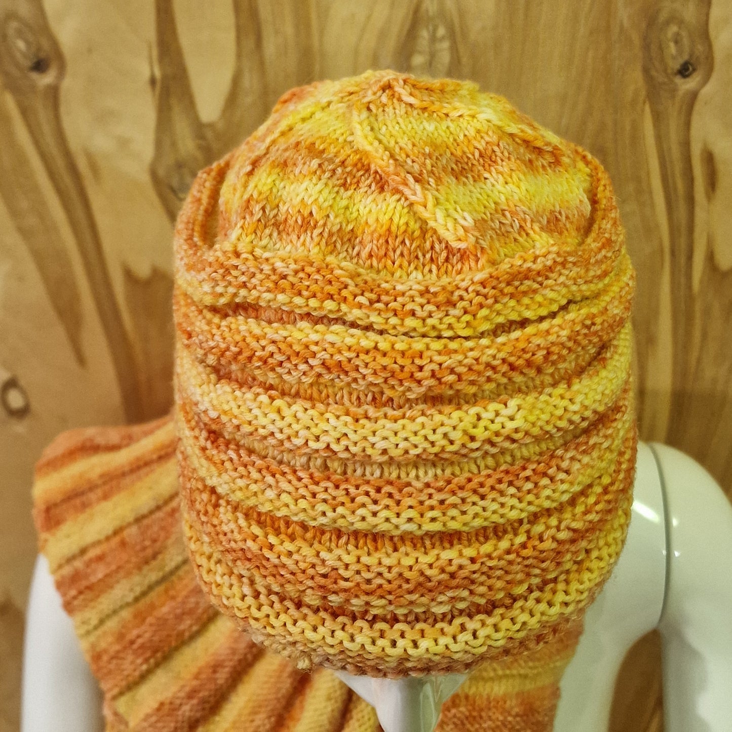 Rokām adīts komplekts šalle+cepure dzelteni oranžos toņos (RECE 41) - www.tiptip.lv