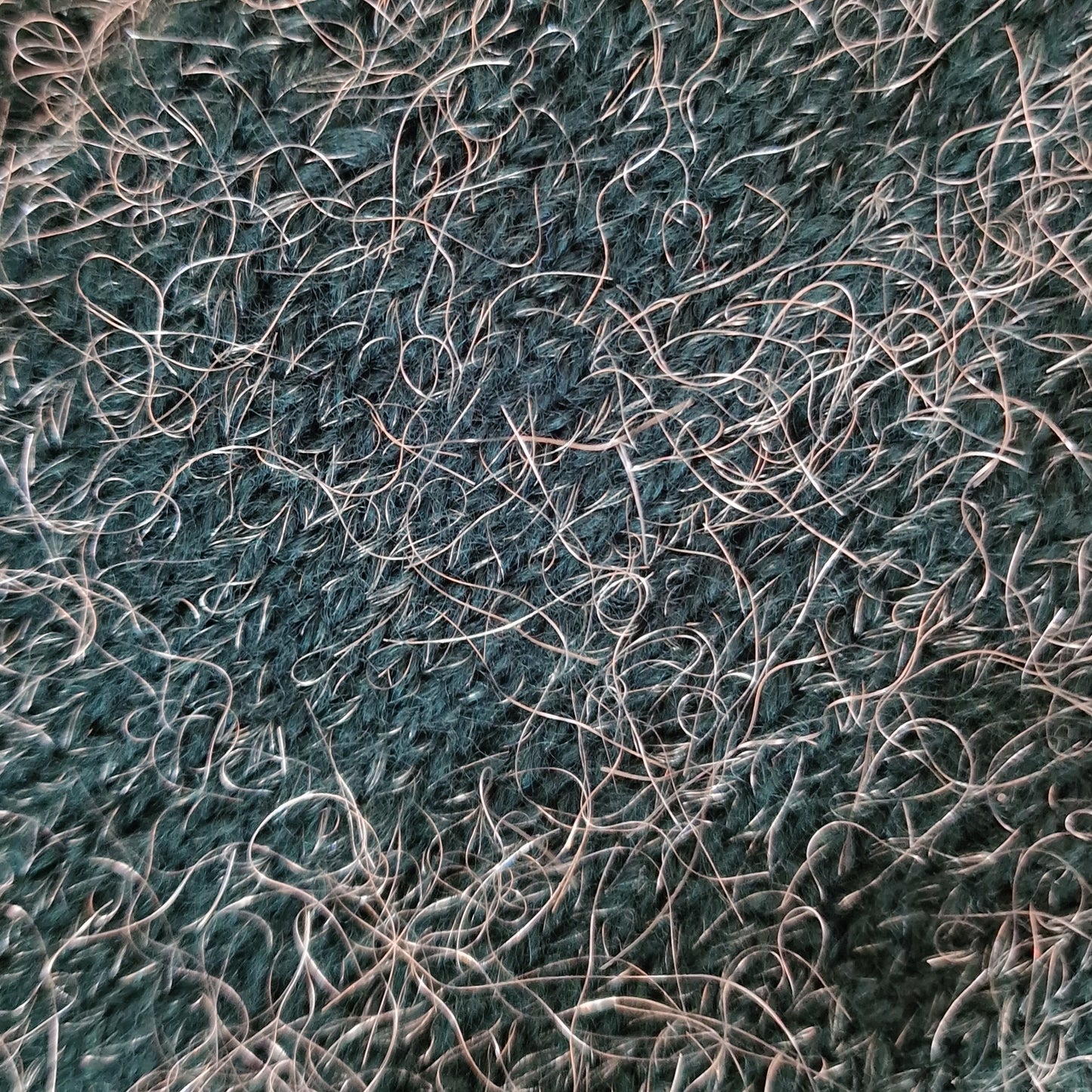 Rokām adīts komplekts - ausaine un pirkstaiņi t.zaļi ar sudraba "matiņiem" (MAŅI 13) - www.tiptip.lv