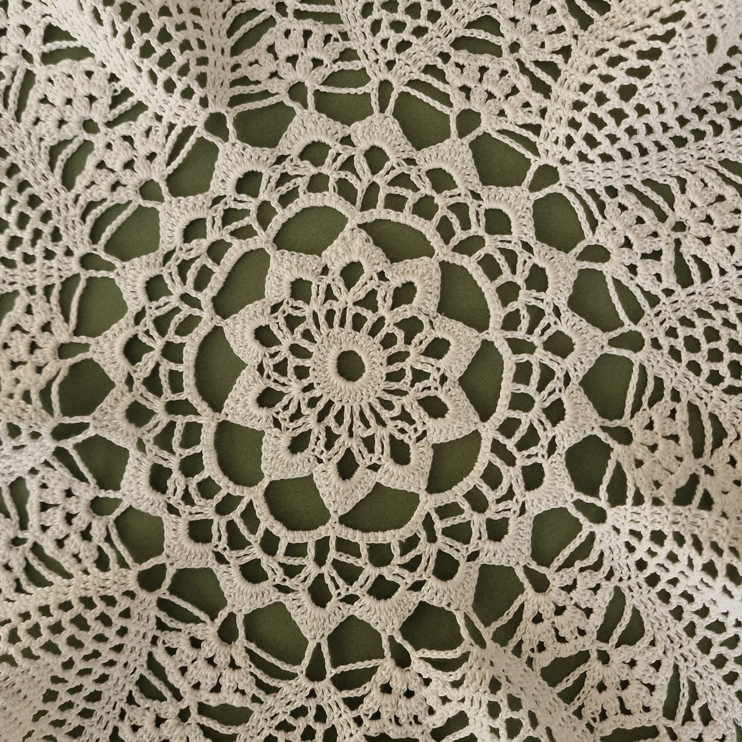 Tamborēta galda sedziņa / apaļa / balta ar violetu maliņu (LIĒR 30) - www.tiptip.lv