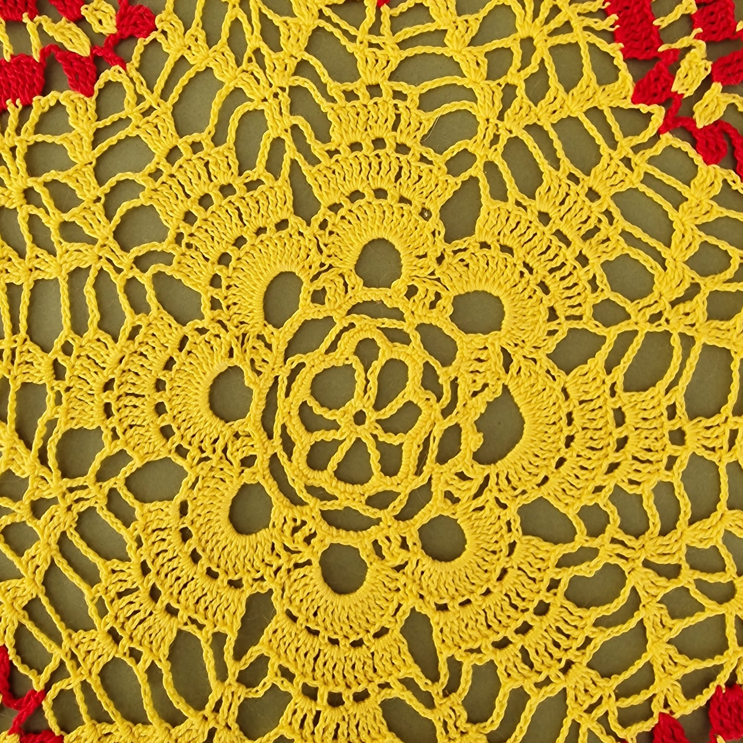 Tamborēta galda sedziņa / apaļa / dzelteni sarkana (LIĒR 34) - www.tiptip.lv