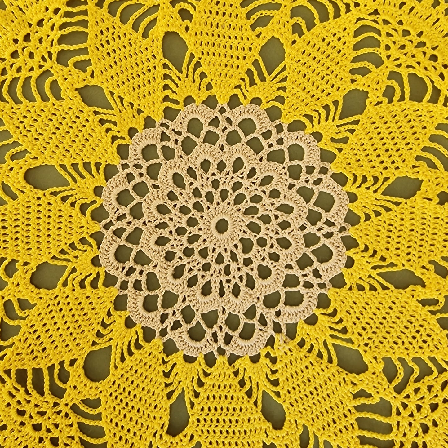 Tamborēta galda sedziņa / apaļa / gaiši brūna un dzeltena (LIĒR 35) - www.tiptip.lv