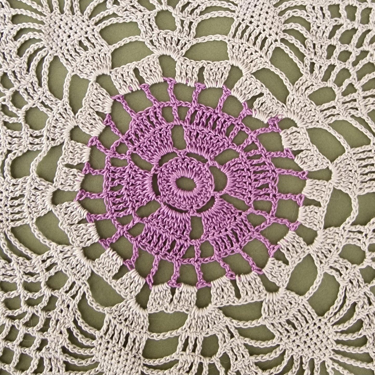 Tamborēta galda sedziņa / apaļa / gaiši pelēki violeta (LIĒR 33) - www.tiptip.lv