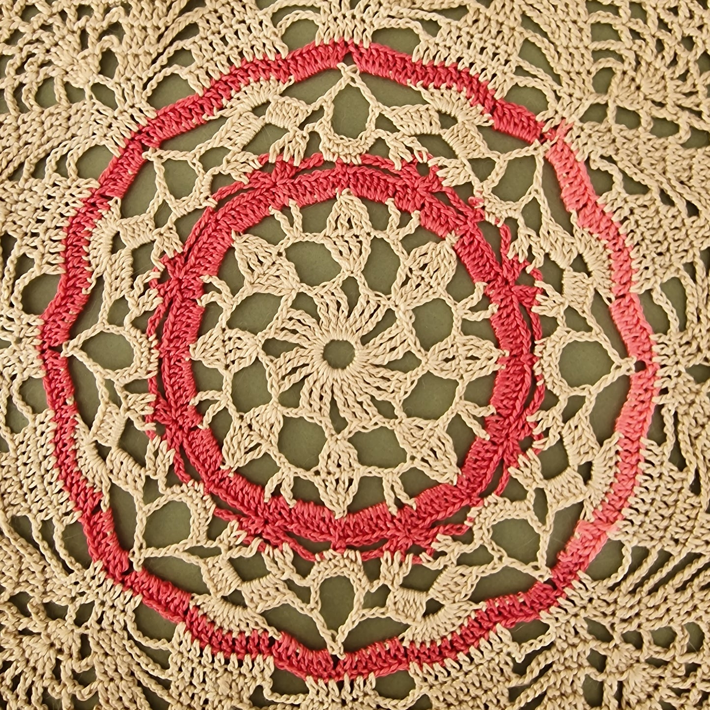 Tamborēta galda sedziņa / apaļa / pelēkbrūna ar rozā (LIĒR 32) - www.tiptip.lv