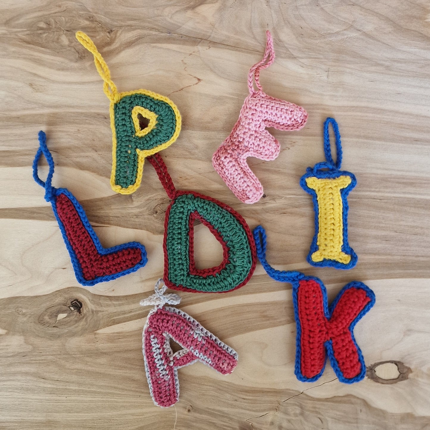 Tamborēts piekariņš - burts "K" (VIER/EVOS 7) - www.tiptip.lv