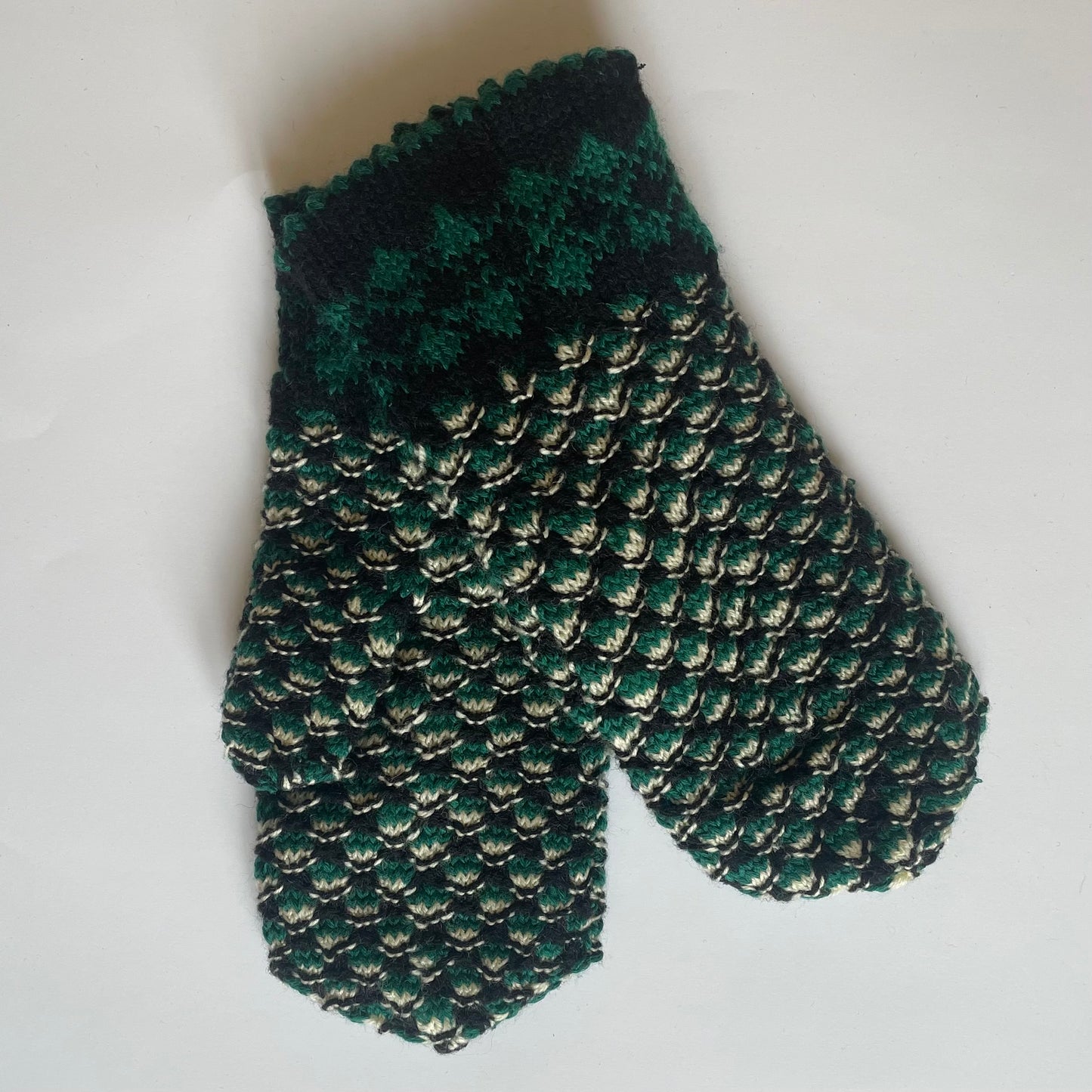 Tumši zaļi vilnas dubultie dūraiņi ar dekoratīvu rakstu (GEBA 120) - www.tiptip.lv