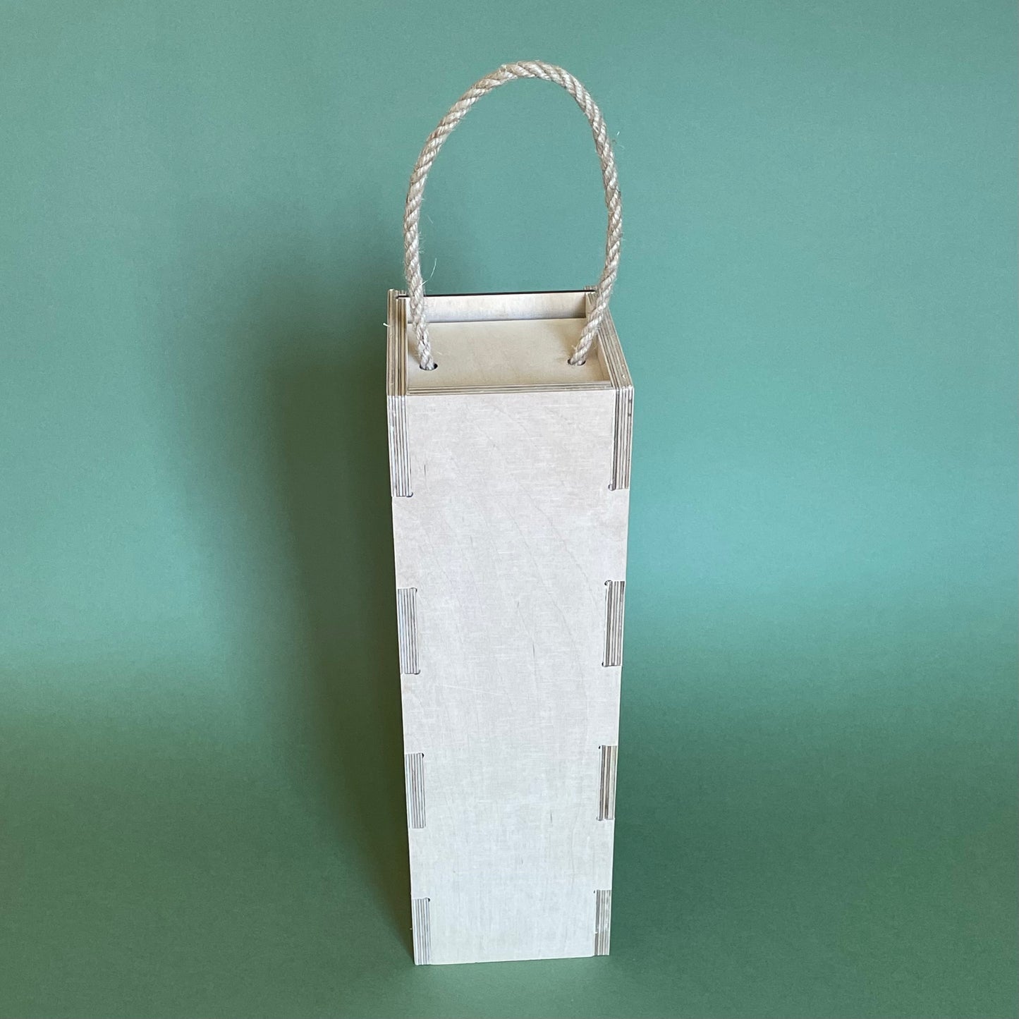 Vīna kaste ar latvisku rakstu (RAJO 54) - www.tiptip.lv