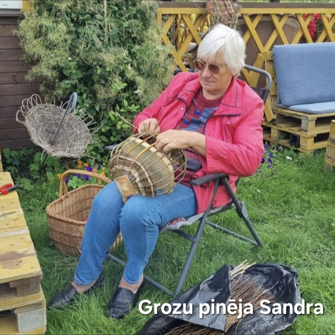 Vidēja izmēra apaļš nemizotu klūgu groziņš (SALA 178) - www.tiptip.lv