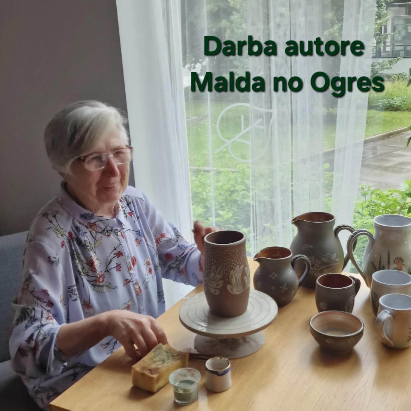 Zila māla krūze ar baltām "pēdiņām" (MASP 118) - www.tiptip.lv