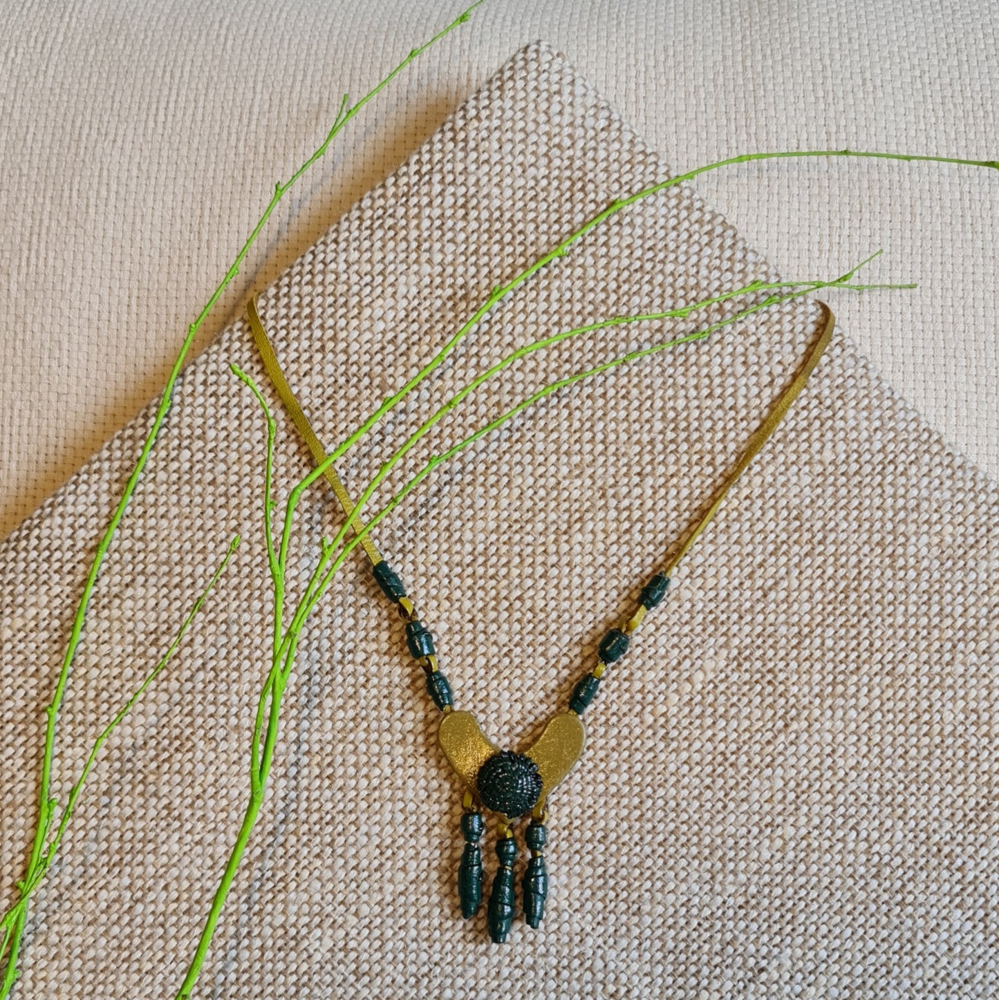 2 zaļu toņu / viegla ādas kaklarota ar 3 skarām kulona apakšdaļā (garums 30 cm) (JŠČ) - www.tiptip.lv