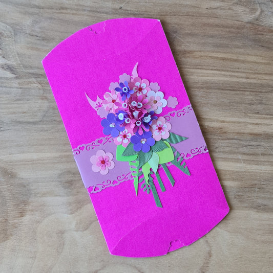 Papīra dāvanu iesaiņojamā kārbiņa rozā krāsā ar 3D dekorāciju - ziedu pušķis 17 x 11 cm (AMA)