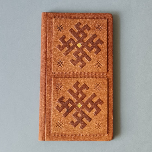 Telefona grāmata ar alfabētu krievu valodā ādas ievākojumā. Brūnā krāsā ar dekoratīvu iespiedumu. Garens 8.8 x 15.3 x 0.9 cm (MAPL)