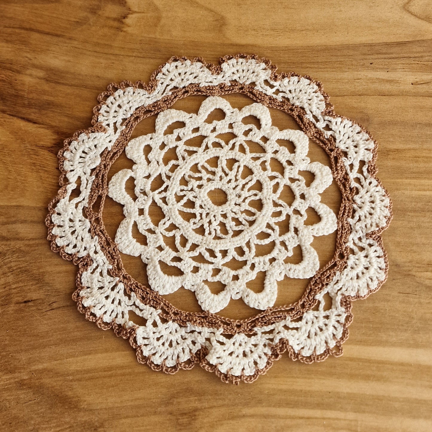 Apaļa (balti brūna) tamborēta galda sedziņa (LIĒR 14) - www.tiptip.lv