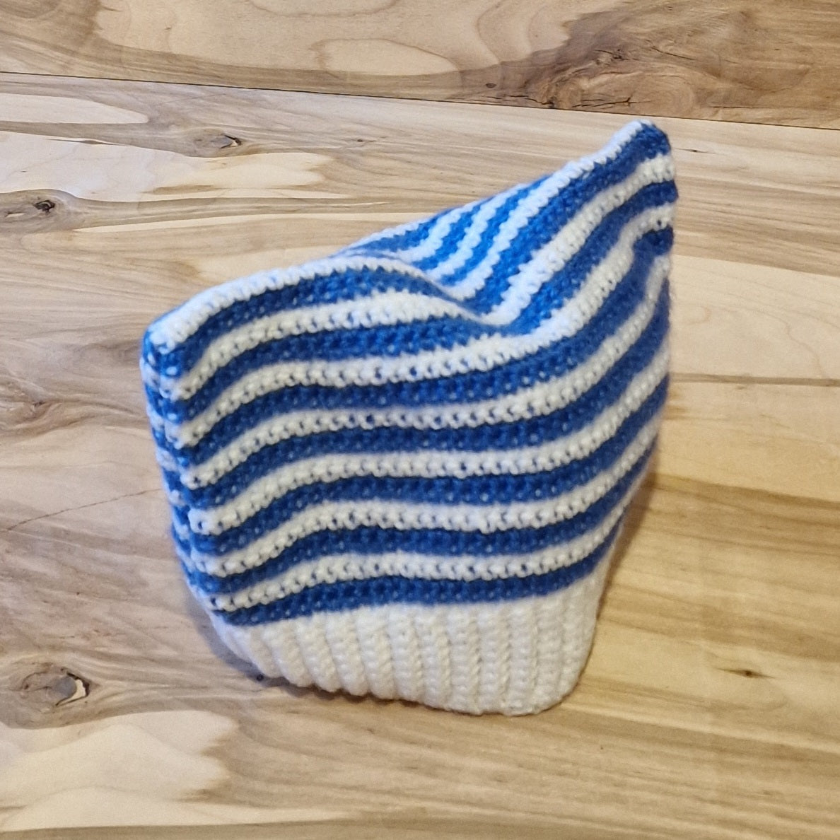 Balti zila strīpaini adīta cepure (ANST 22) - www.tiptip.lv