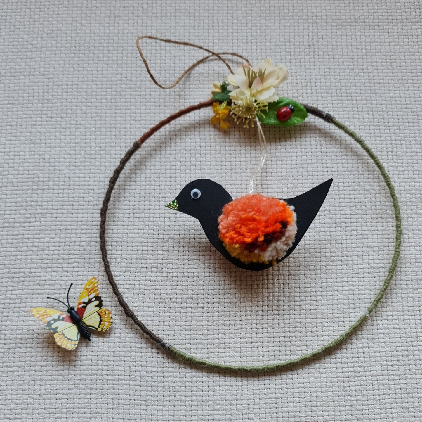 Dekors ar magnētisku riņķi un visur piestiprināmu taurenīti (AIPU 32) - www.tiptip.lv