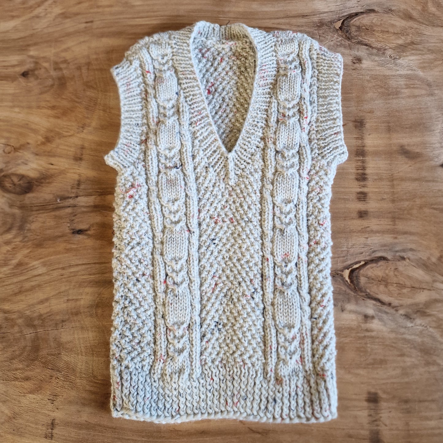 Gaiši pelēka ar ziliem un sarkaniem akcentiem bērnu veste (VEPA 58) - www.tiptip.lv