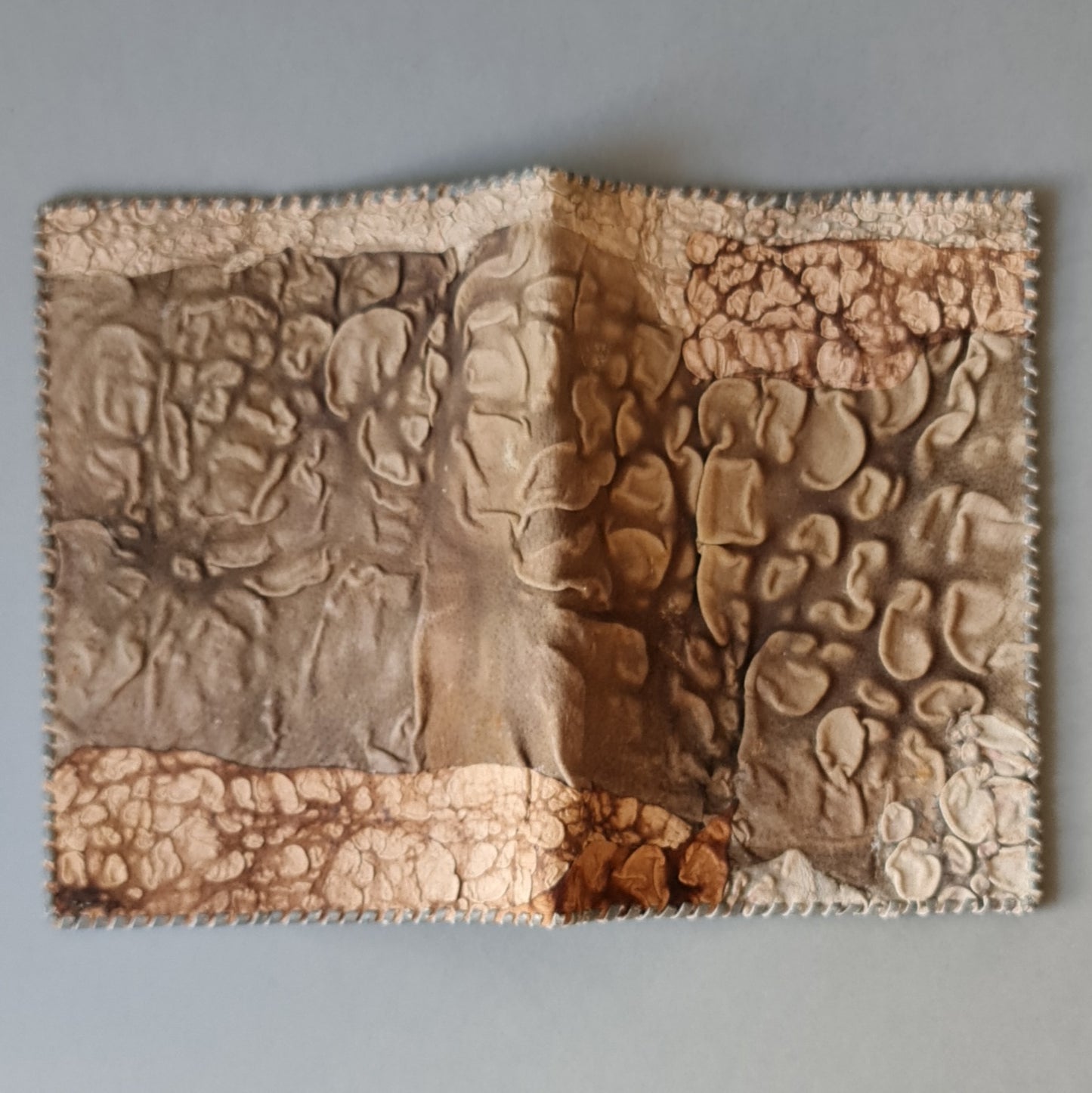 Grāmatu vāki. Āda / krāsaini - zaļpelēki ar grāmatzīmi un dekoratīvu apšuvumu. Atvērti 30 x 20.5 cm (MAPL 24) - www.tiptip.lv