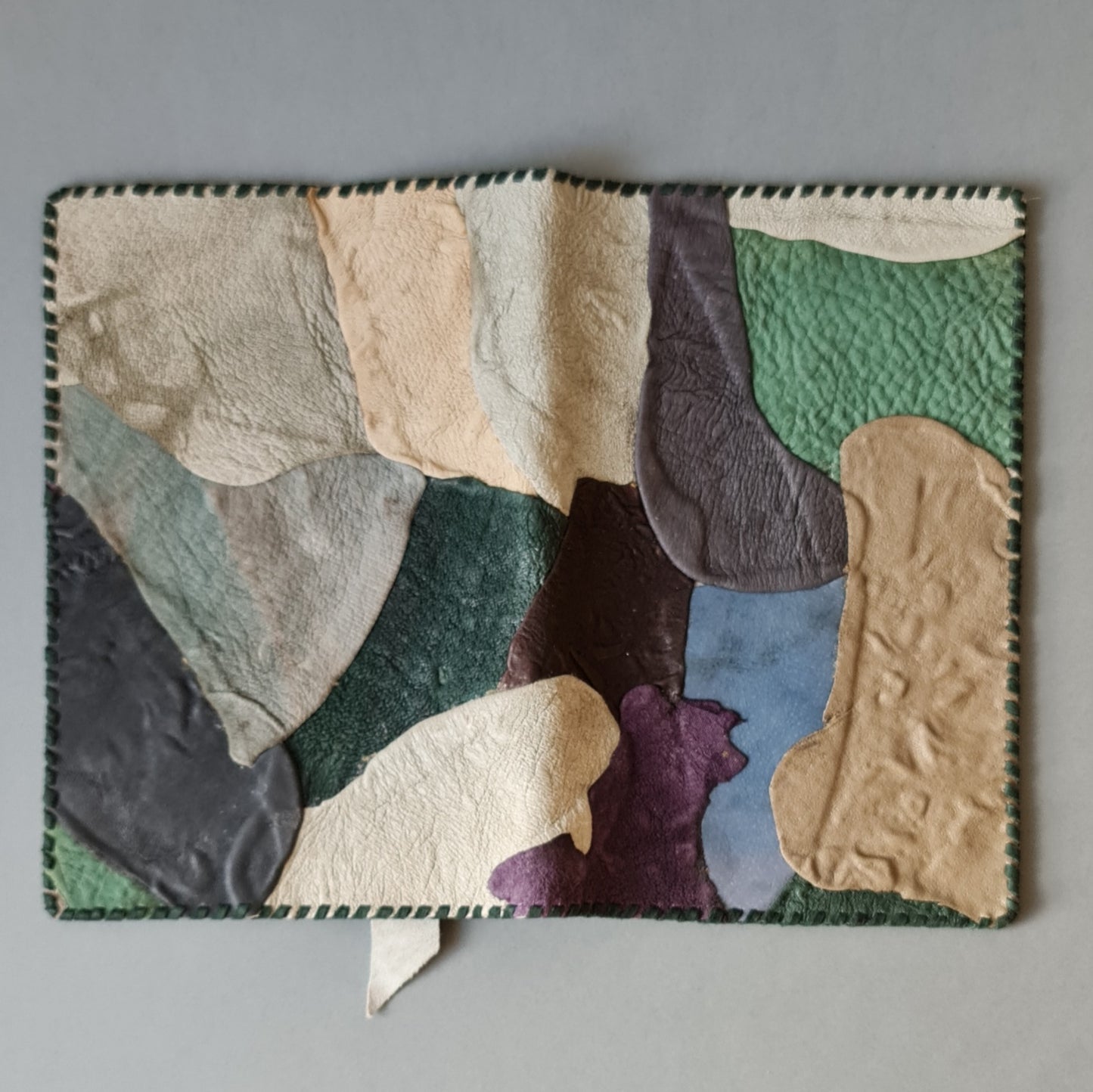 Grāmatu vāki. Āda / krāsaini - zaļš / zils / pelēks / violets ar grāmatzīmi un dekoratīvu apšuvumu. Atvērti 28 x 20.5 cm (MAPL 25) - www.tiptip.lv