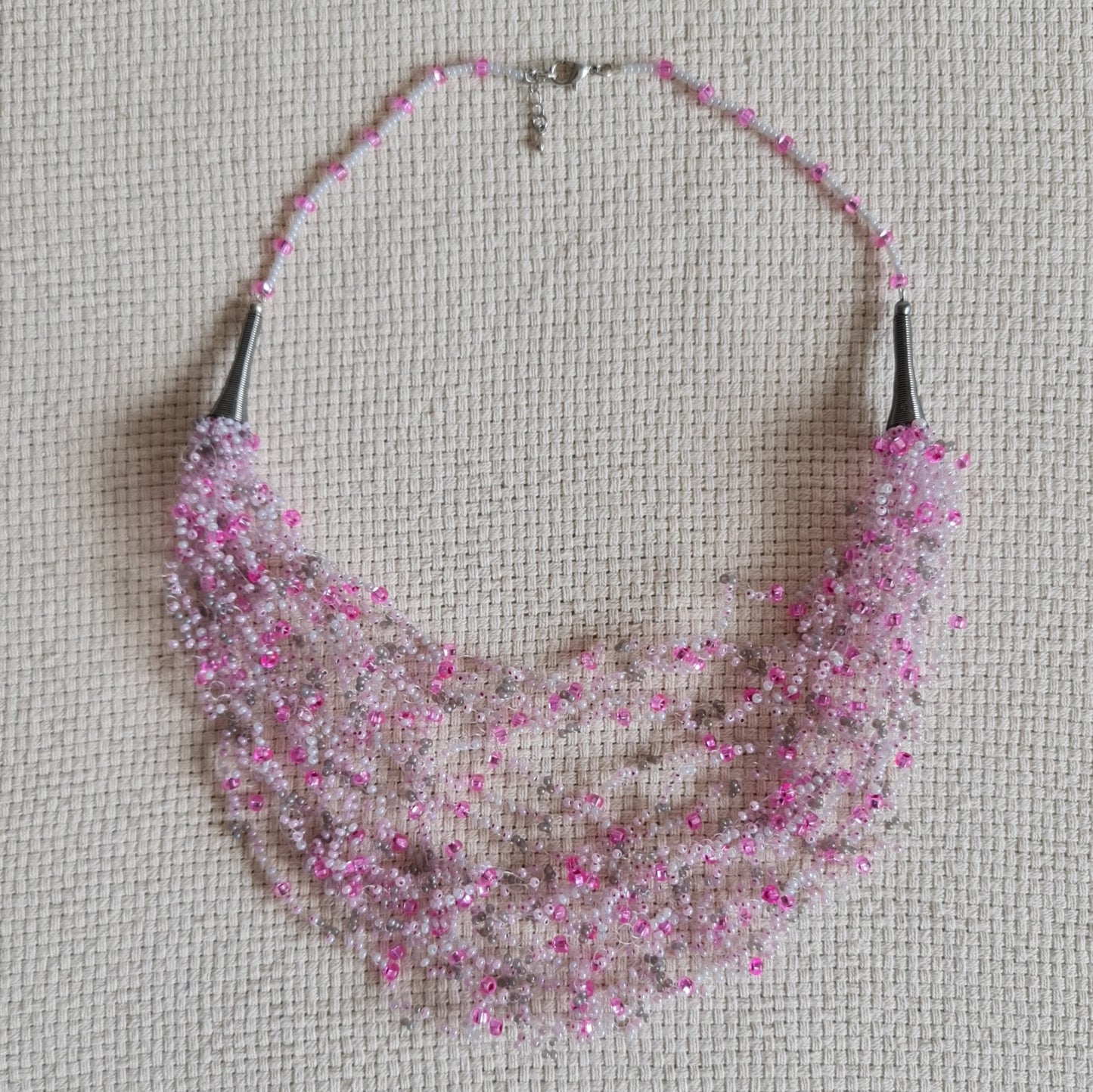 Kaklarota ar rozīgu toņu stikla pērlītēm - www.tiptip.lv