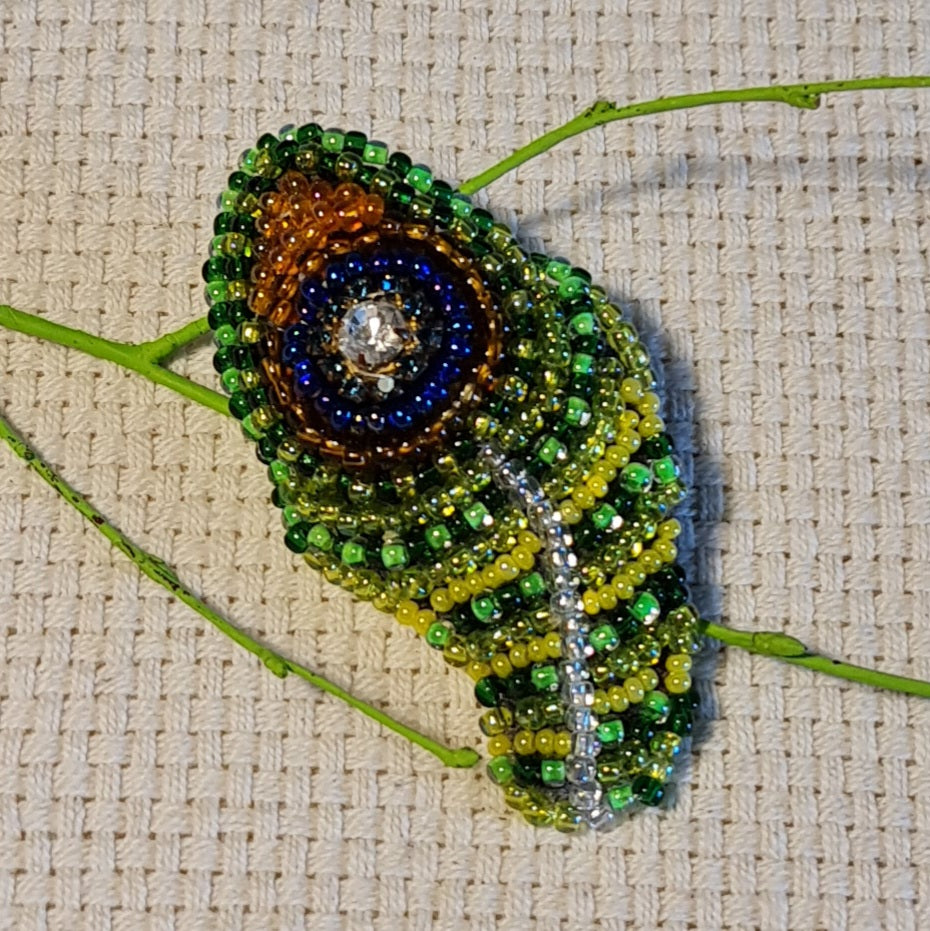 Pērļota broša zaļās / dzeltenās / brūnās / zilās krāsās (7.5 x 4 cm) (JŠČ) - www.tiptip.lv