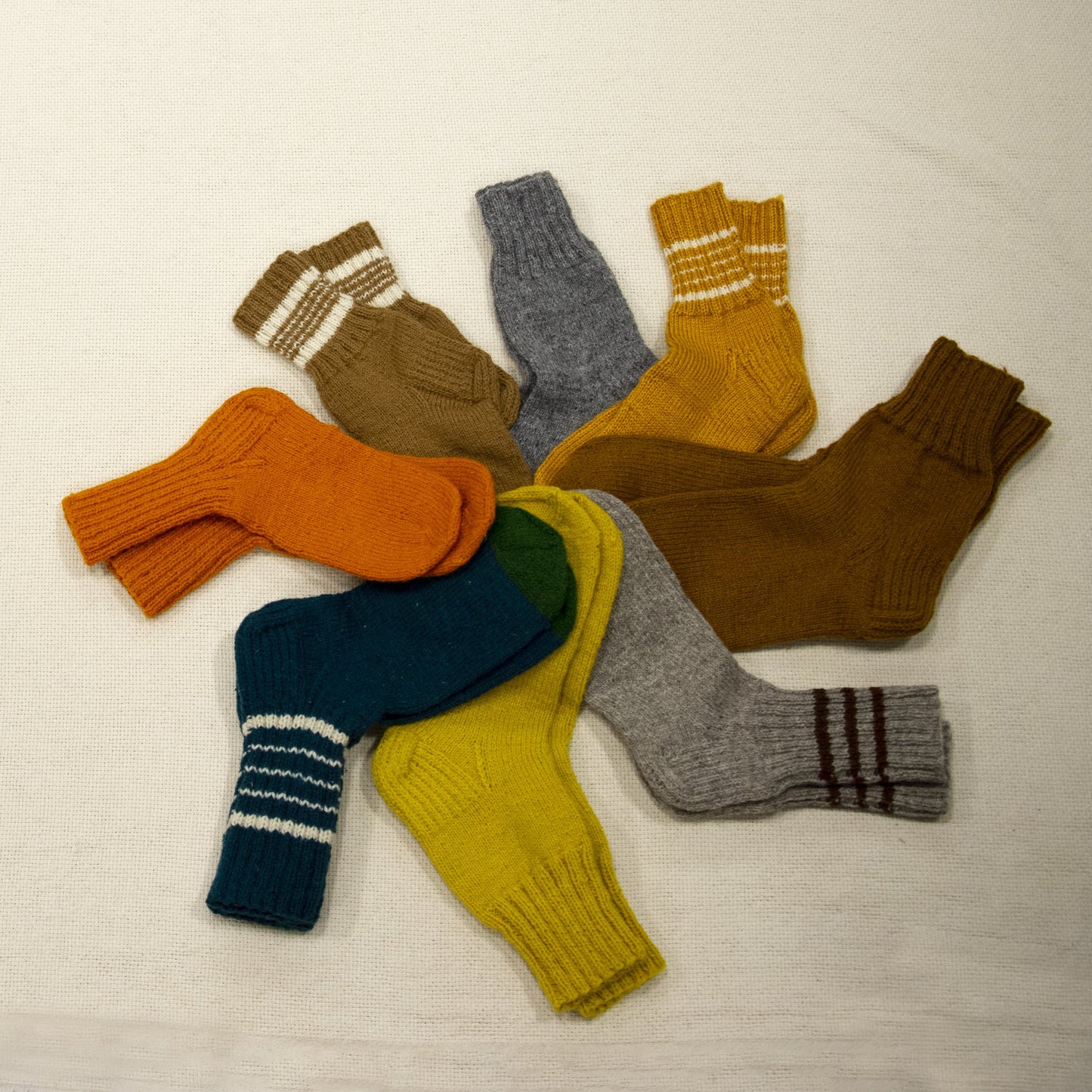 Pelēkas līdzeni zeķes ar brūnām un zaļām strīpām 36.-38.izm. (ASZE 21) - www.tiptip.lv