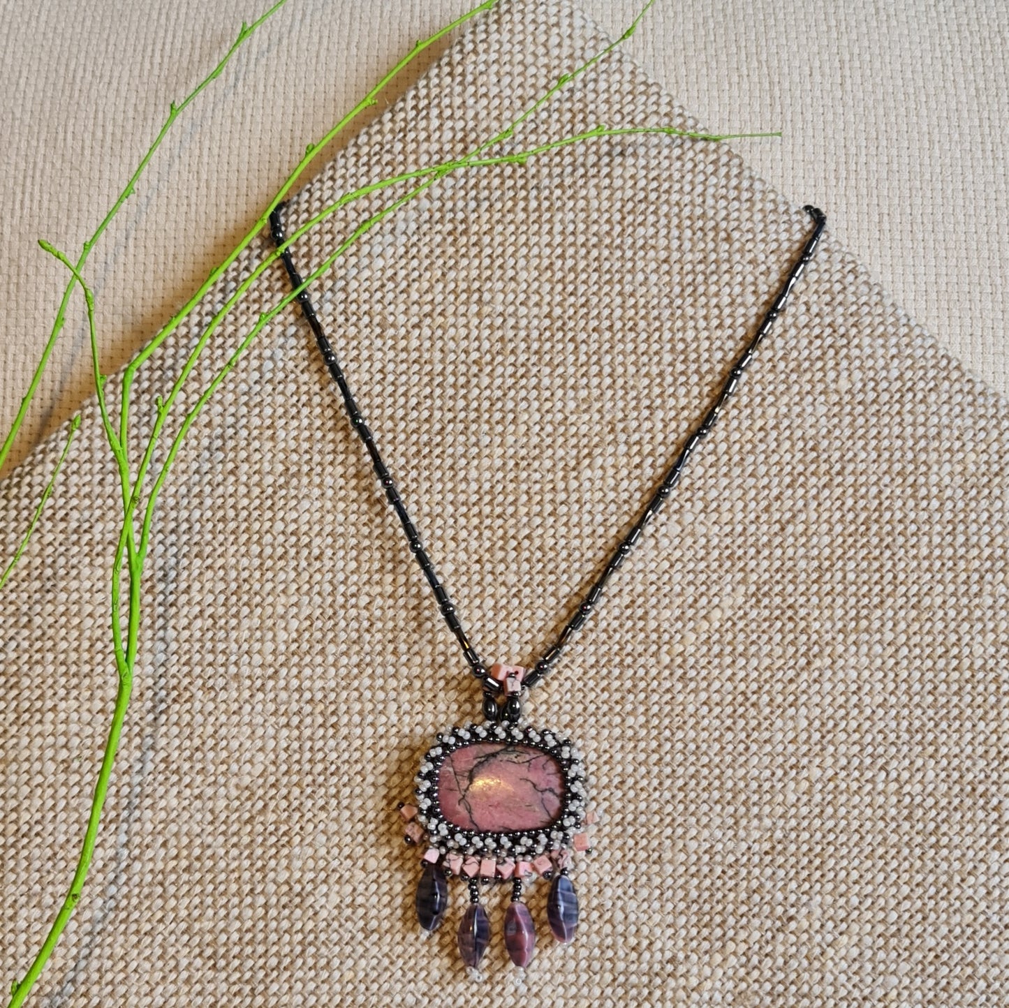 Pelēku akmens pērļu kaklarota ar radonīta kulonu (garums 32 cm) (JŠČ) - www.tiptip.lv