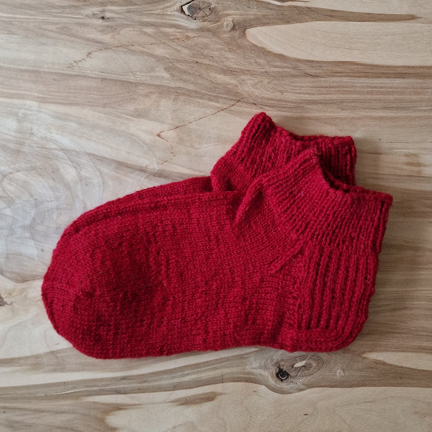 Sarkanas īsās vilnas zeķes 37.-39.izm. (ASZE 51) - www.tiptip.lv