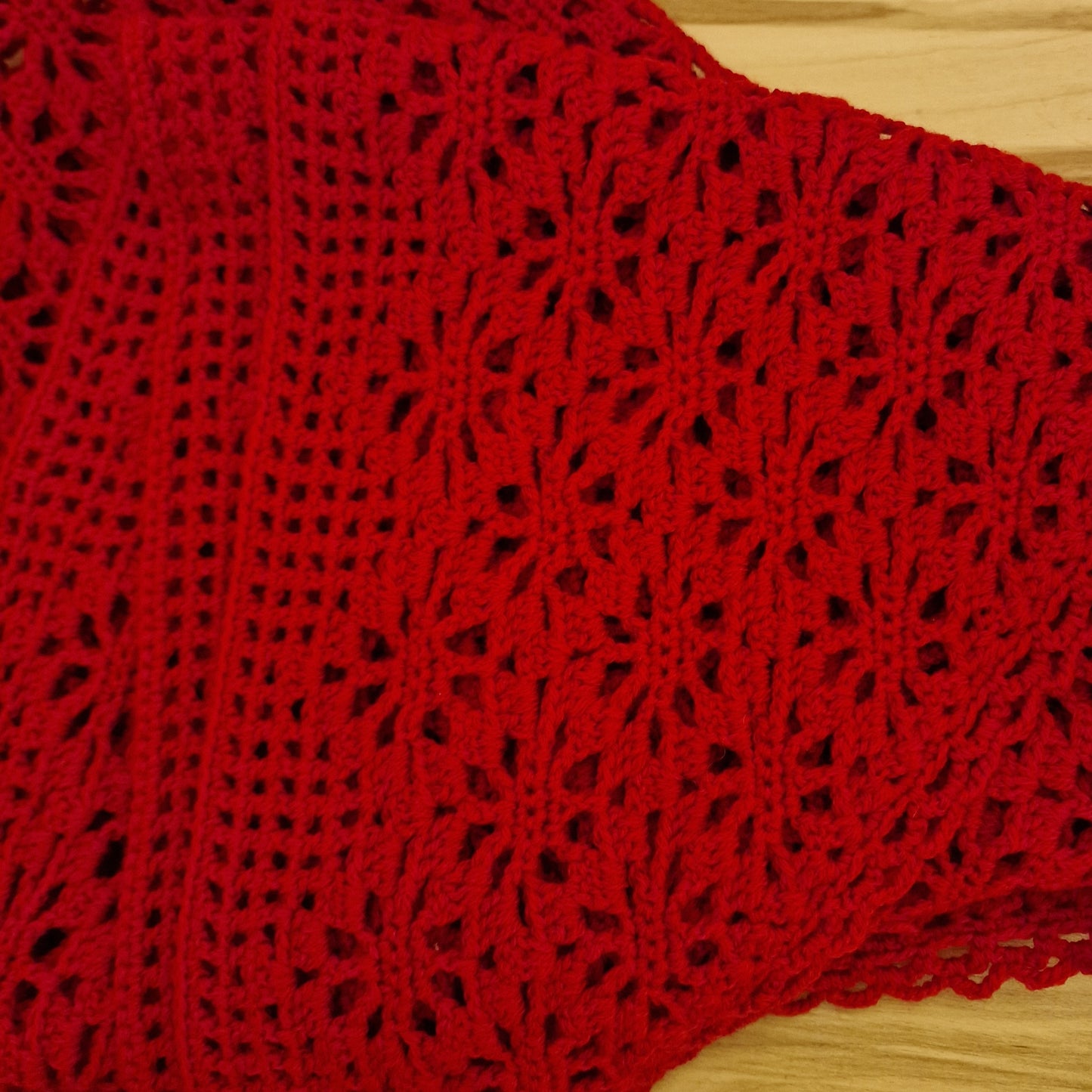 Sarkans tamborēts lakats ar ziedu musturu / platākā mala 188 cm (INPO 55) - www.tiptip.lv