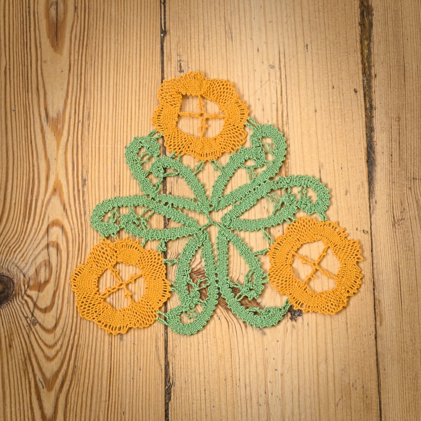 Trīsstūrveida knipelēta galda sedziņa (LIĒR 5) - www.tiptip.lv