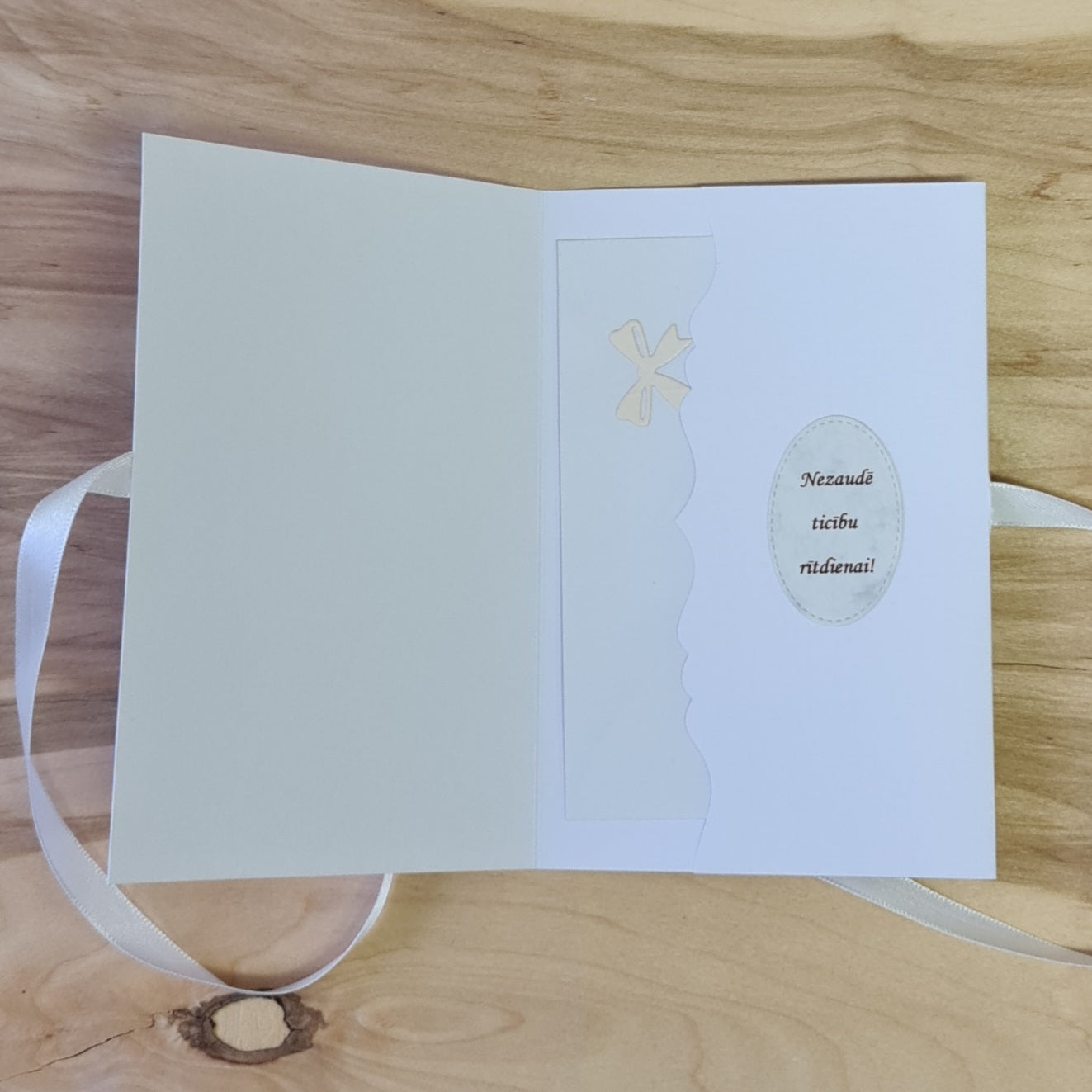 Ziemassvētku dāvanu aploksne/kartiņa 3D. Ar baltu Ziemassvētku zvaigzni un 3 sarkaniem auseklīšiem / iekšpusē vēlējums / aizdare ar krēmkrāsas lentīti. 11.6 x 17.6 cm (AIPU 44) - www.tiptip.lv