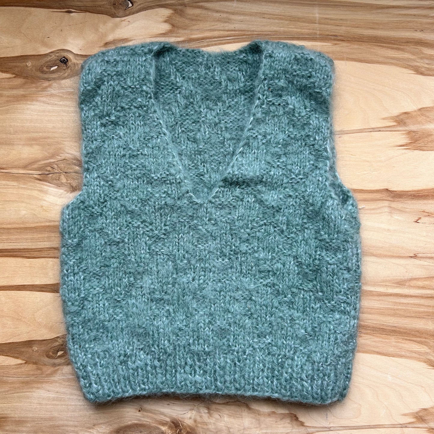Pelēkzaļa mohēras dzijas veste bērnam (~4-6 gadi) (VEPA 90)