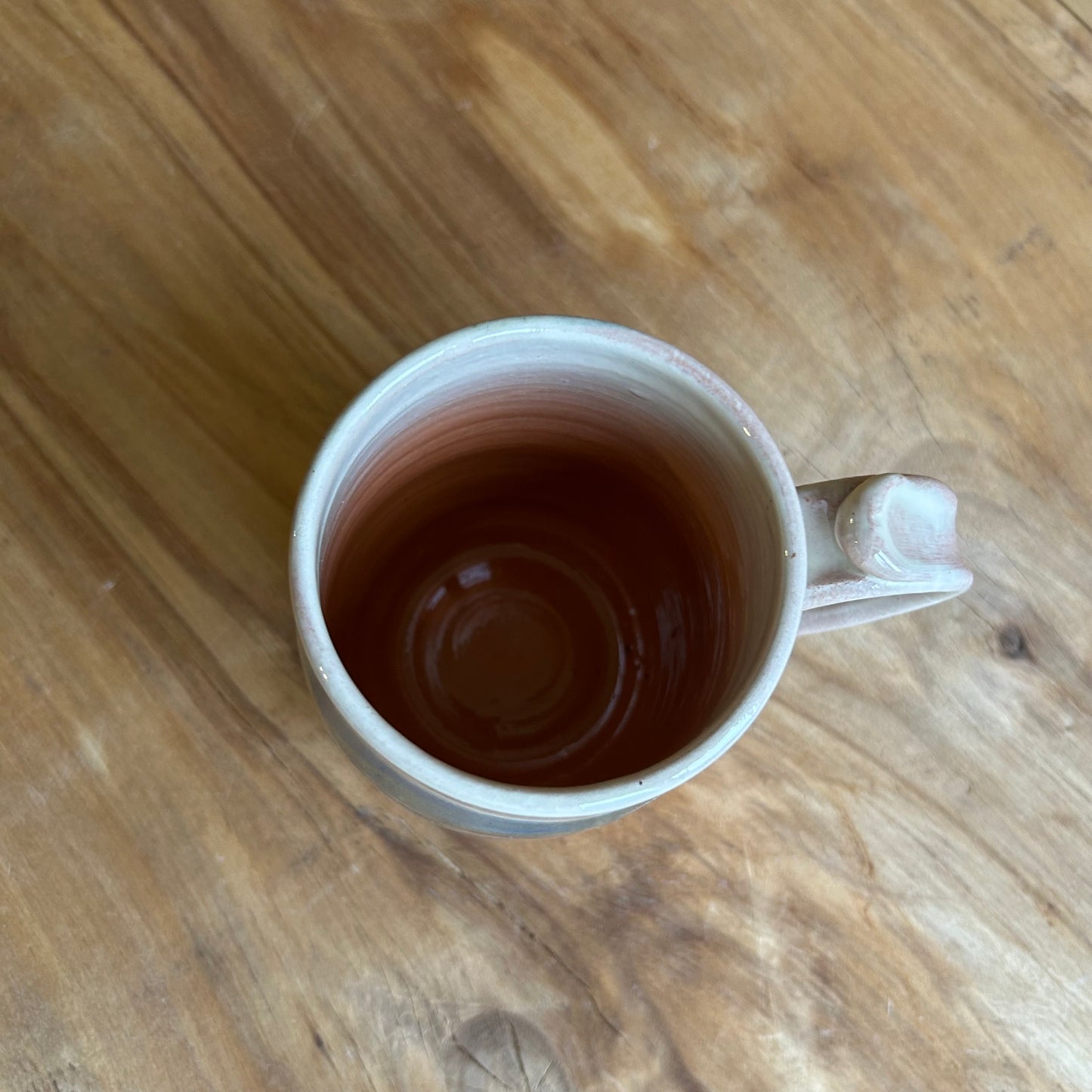 Brūna māla krūze ar glazūras rakstu  (MASP 125)