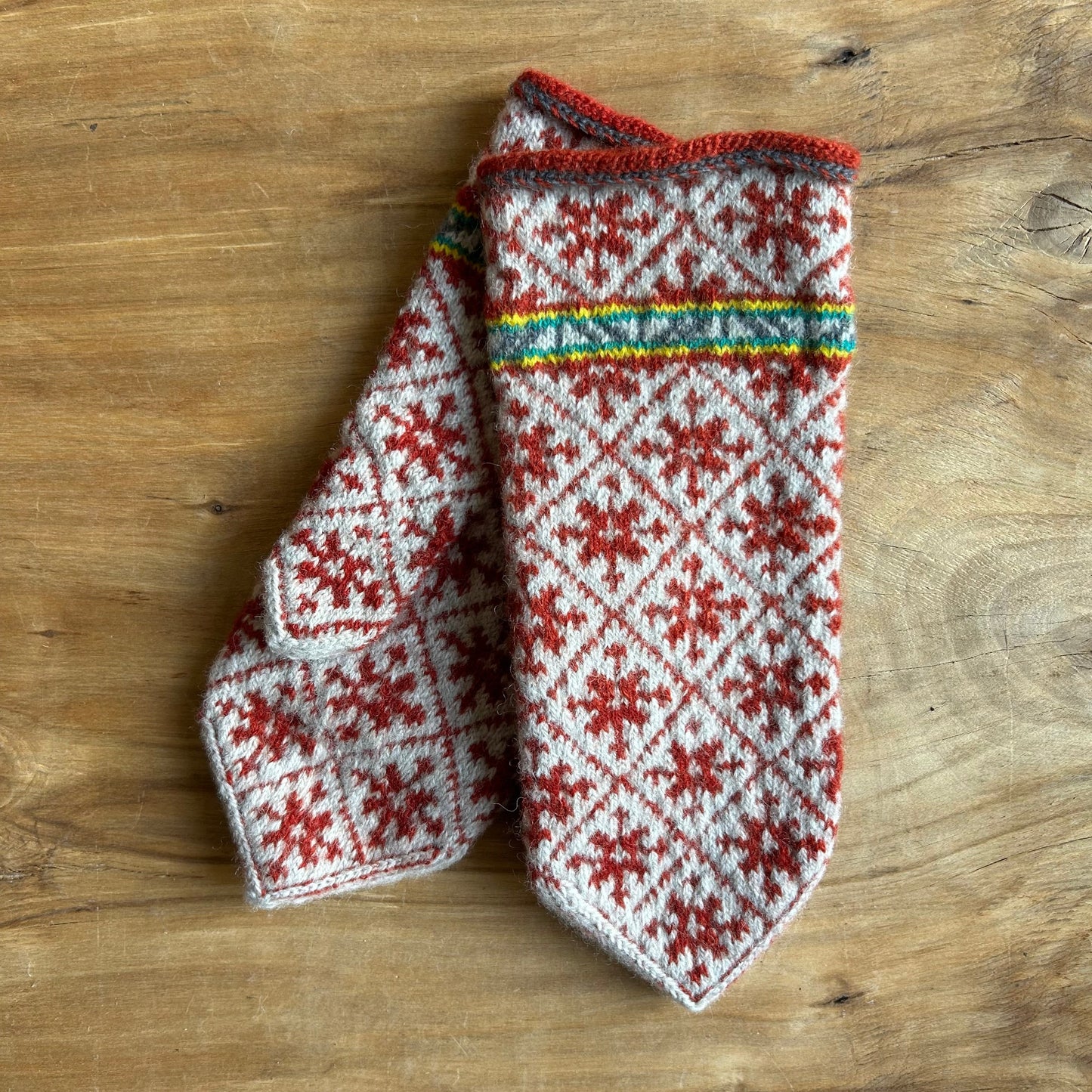 Vilnas dūraiņi ar sarkaniem zvaigznīšu rakstiem rombiņos (AIDZ 39)