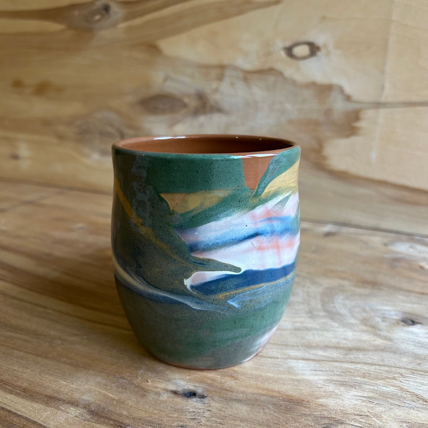 Brūna māla krūze ar glazūras rakstu  (MASP 126)