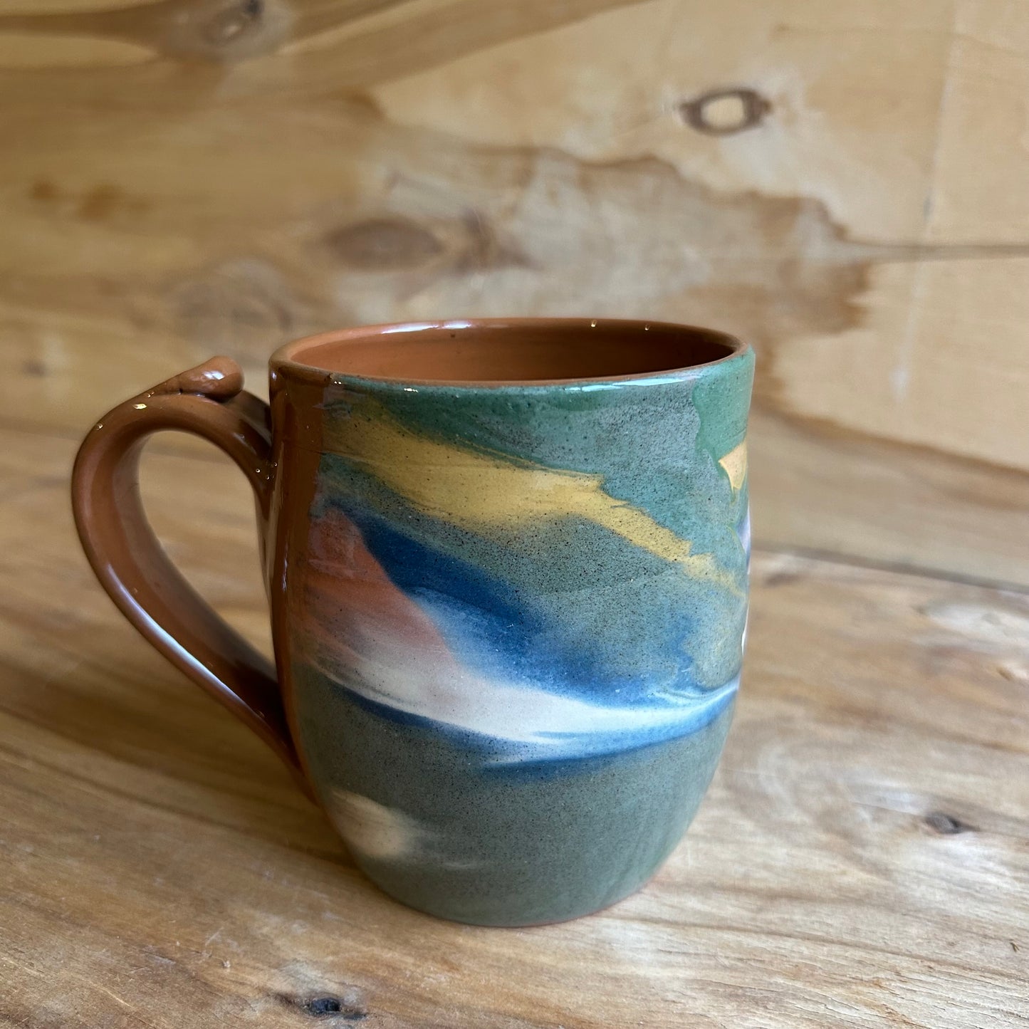 Brūna māla krūze ar glazūras rakstu  (MASP 126)