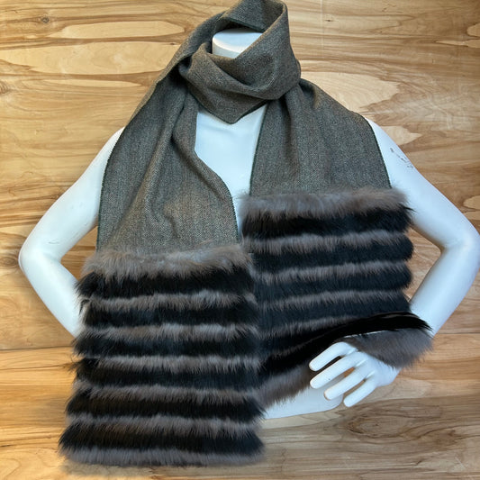 Pelēkbrūna vilnas šalle brūnu truša vilnas dekoratīvu malu (JĀNA 37)