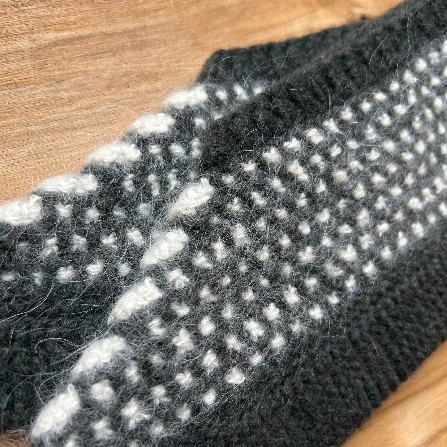 Adītas vilnas čībiņas 36.-38.izm. tumši pelēkzaļas  ar baltu rakstiņu (DAKU 30)