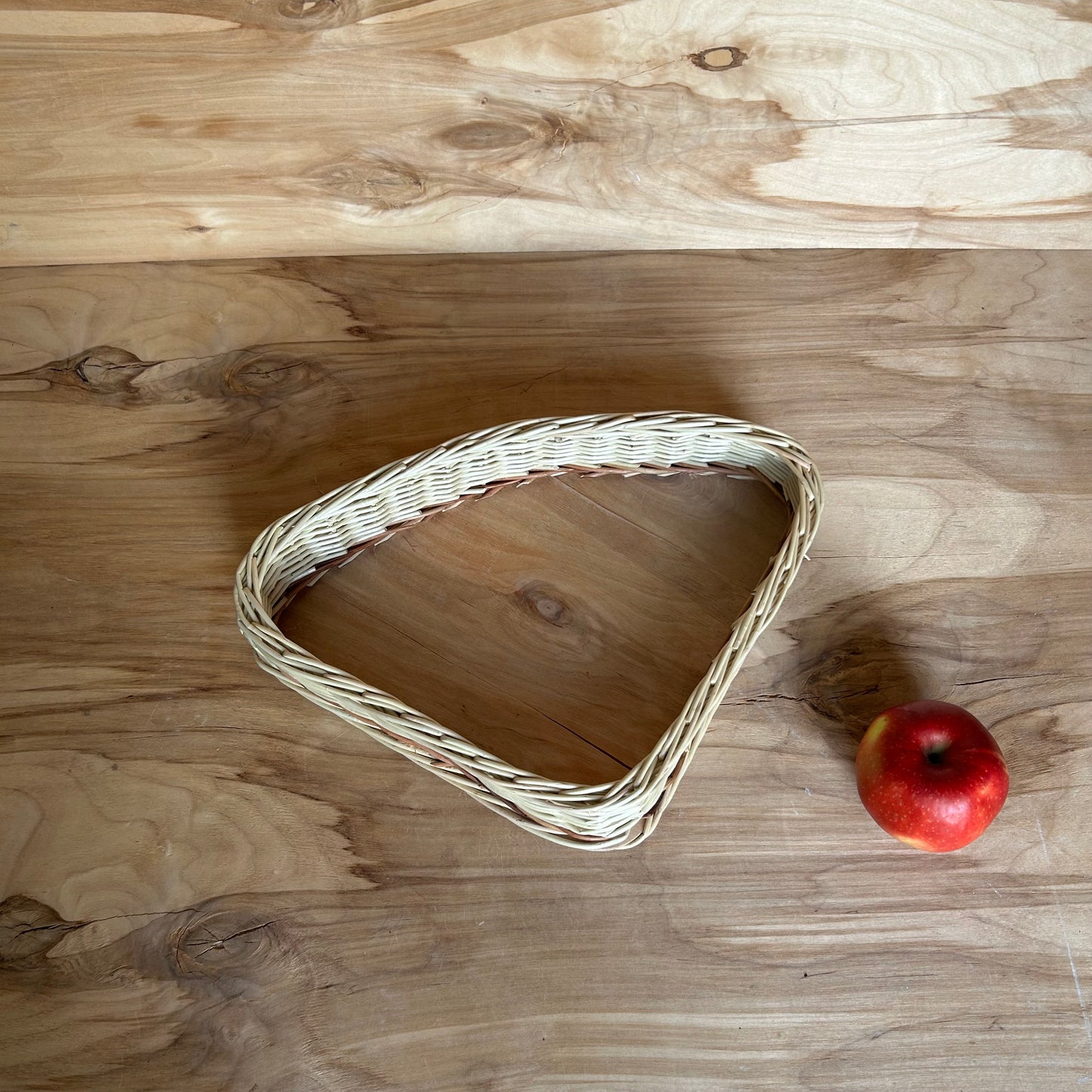 Mizotu klūgu groziņš trijstūra formas (SALA 188)