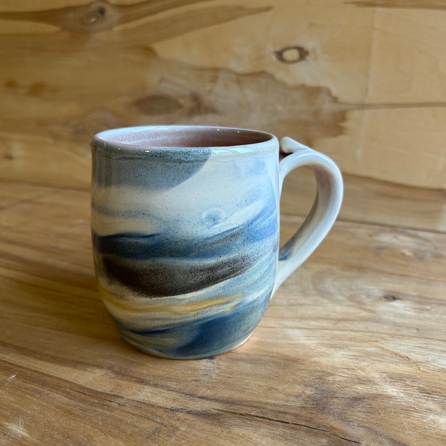 Brūna māla krūze ar glazūras rakstu  (MASP 124)