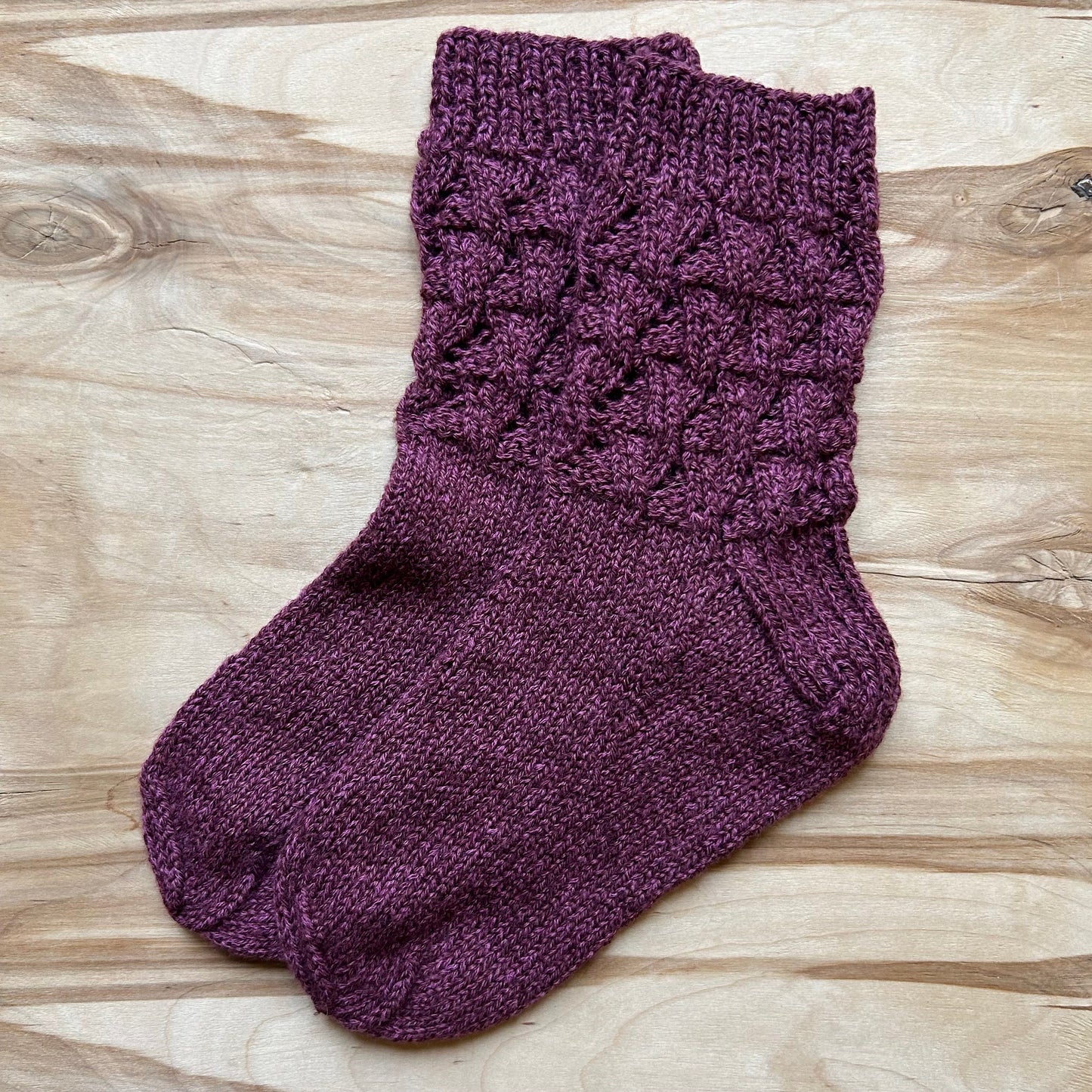 Tumši sarkanas melanža dzijas vilnas zeķes ar rakstainu valnīti 33.-35.izm. (VEPA 133)