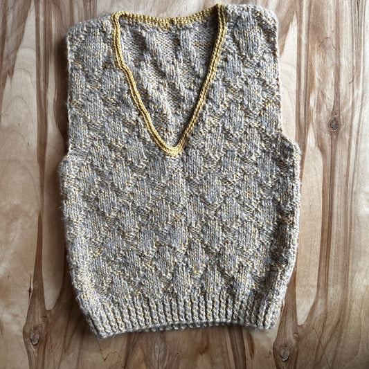 Pelēkdzeltena   adīta veste bērnam (~4-6 gadi) (VEPA 151)