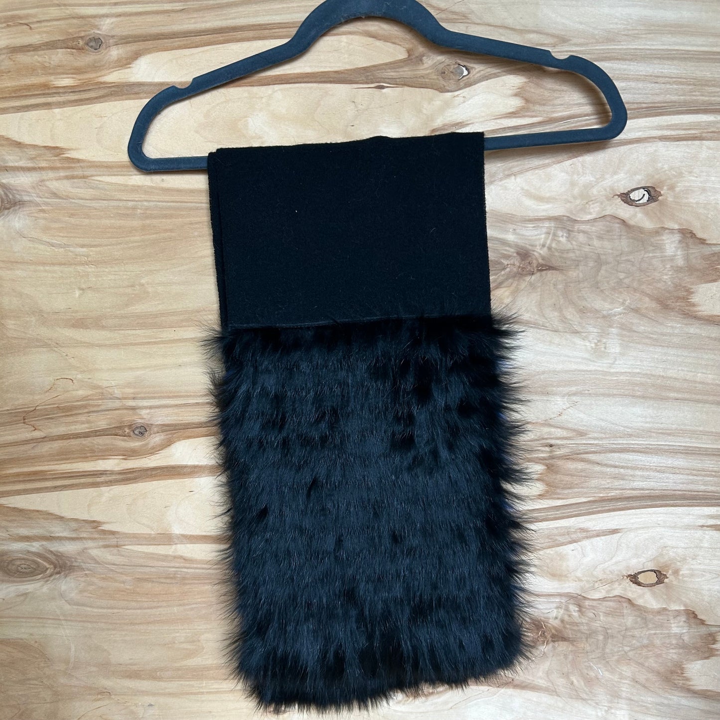 Melna vilnas šalle ar melnu / zilu truša vilnas dekoratīvu malu (JĀNA 42)