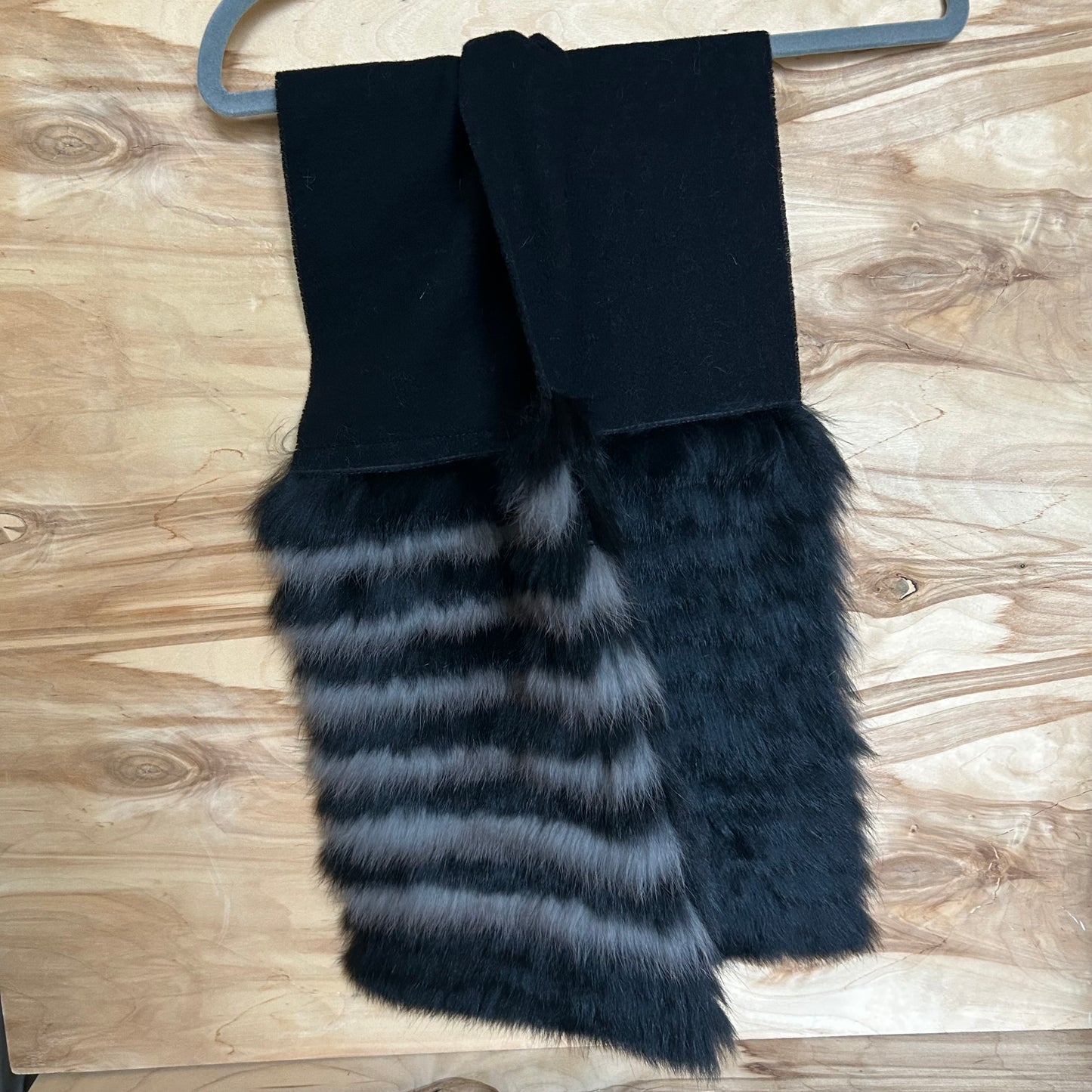 Melna vilnas šalle ar melnu un brūnu truša vilnas dekoratīvu malu (JĀNA 47)