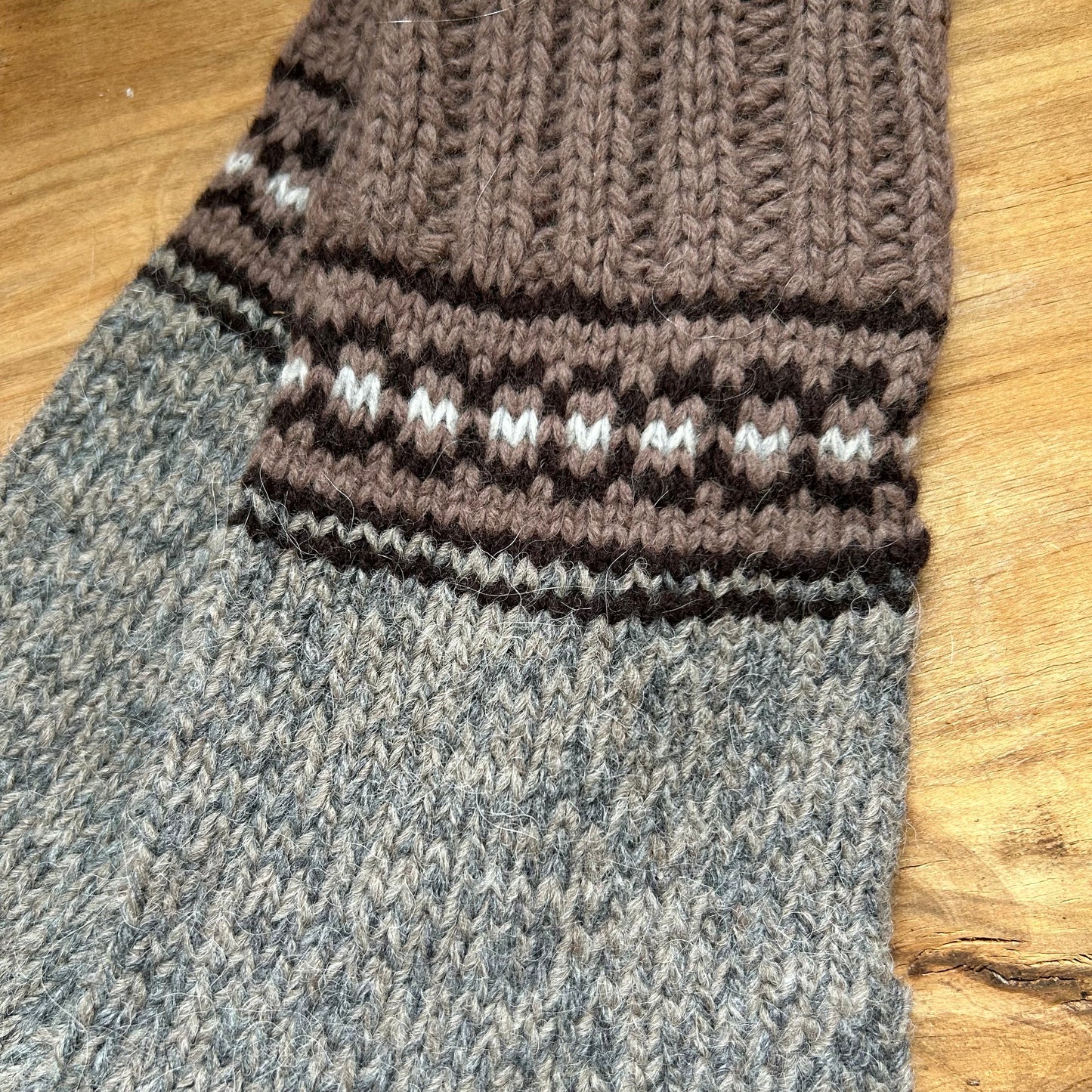 Siltās zeķes 43.-45.izm.  brūnā krāsā ar tumši brūniem ornamentiem (MAFE 23)