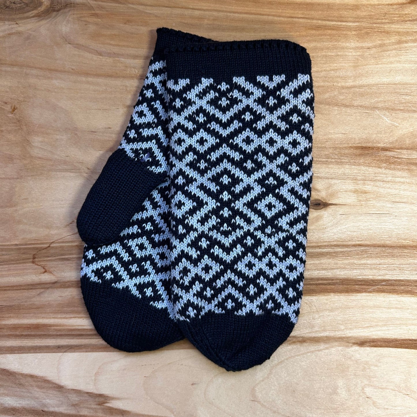 Adīti dubultie dūraiņi melnā krāsā ar pelēkiem rakstiem (ZIBO 4)