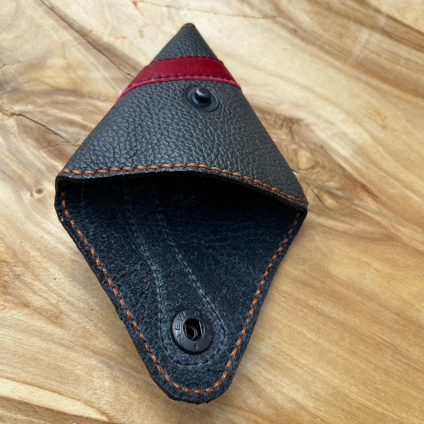 Ādas maciņš tumši pelēkā krāsā (JĀNA 111)
