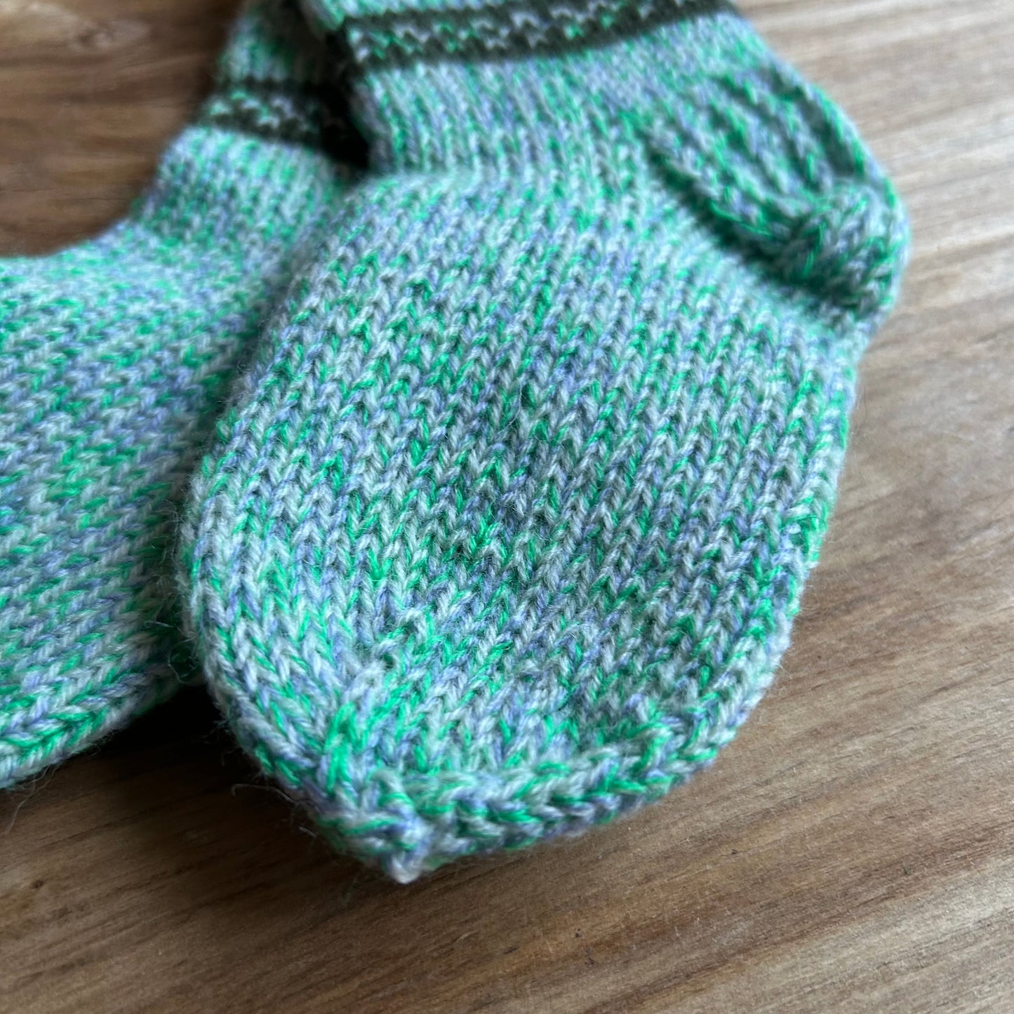 Raibas, zaļas vilnas zeķes bērniem 22.-24.izm. (VEZI 54)