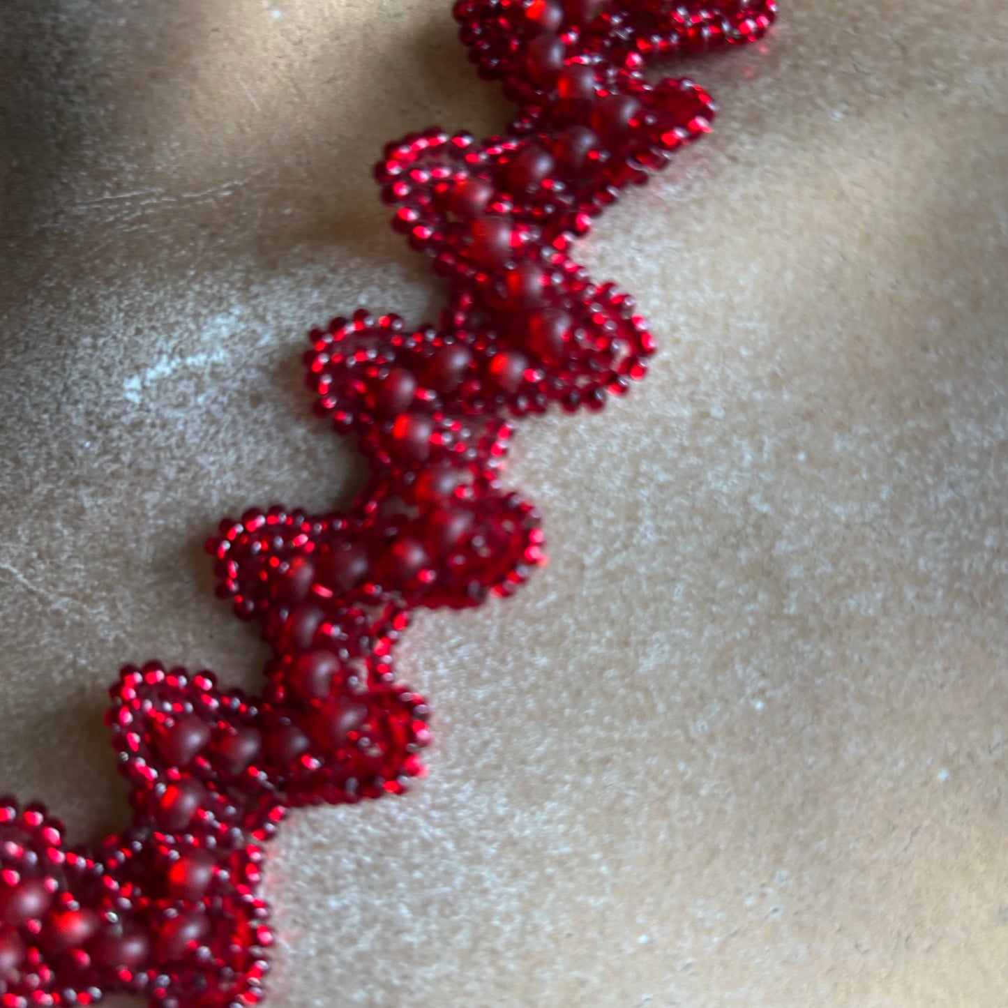 Pērļota kaklarota sarkanā krāsā (ZAMI 56)