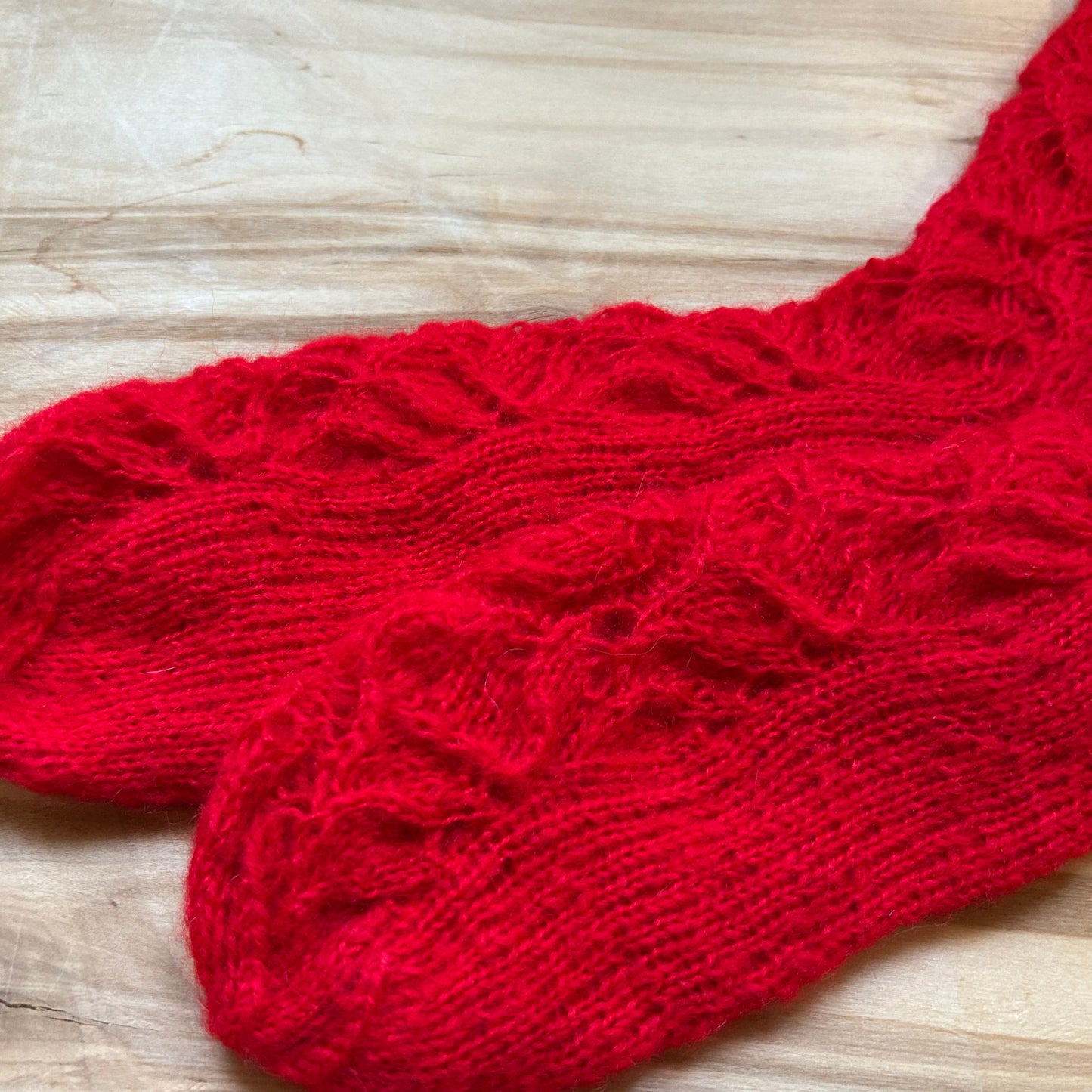 Sarkanas krāsas mežģīņu adījuma siltās zeķes 39.-41. izm. (SITĒ 29)